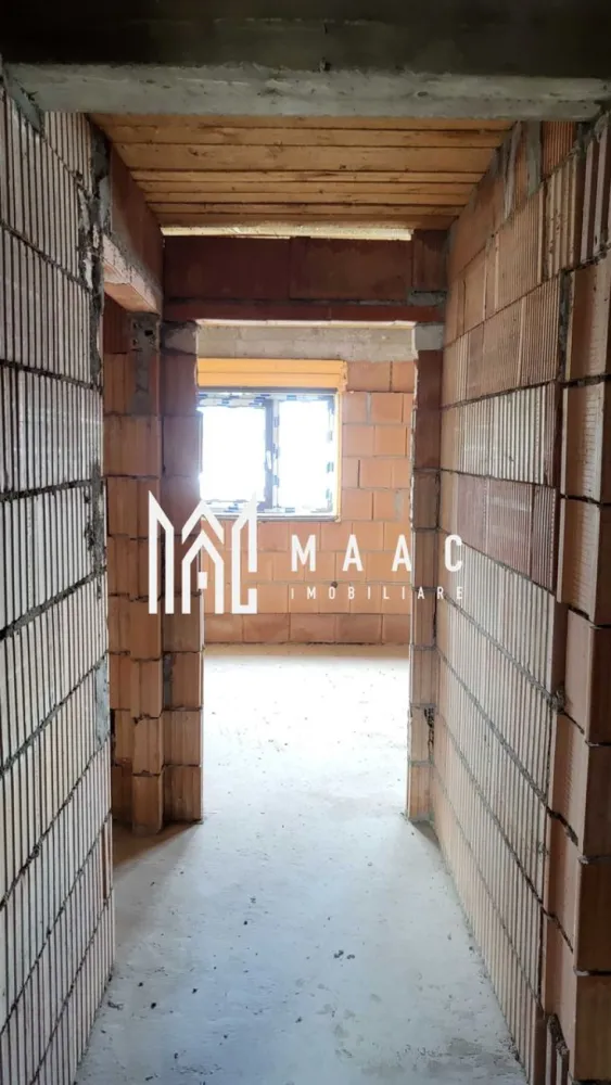 Casa Duplex | 90 MPU | Teren 350 MP | Sura Mica - MAAC Imobiliare vă propune spre vânzare o casă tip duplex, ideală pentru o familie care caută confort, compartimentare eficientă și spații generoase. Caracteristici principale: Suprafață teren: 350 mp Amprentă la sol: 90 mp Regim de înălțime: Parter + Etaj 1 + Pod Compartimentare: 4 dormitoare (fiecare cu baie proprie și dressing) Living spațios Bucătărie WC de oaspeți Terasă Grădină mică amenajată Loc de parcare mare în fața casei Avantaje: Compartimentare practică și modernă Fiecare dormitor beneficiază de intimitate și spațiu propriu Zonă rezidențială liniștită, cu acces facil către punctele de interes Pentru mai multe detalii sau pentru a programa o vizionare, vă rugăm să ne contactați. Specificați ID-ul CP2613018. }}