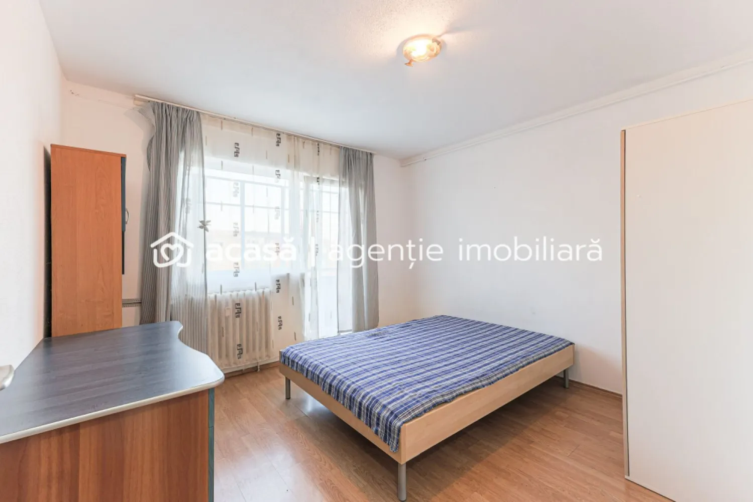 Spațiu, lumină și potențial: Apartamentul tău în Aradul Nou - Există proprietăți care te cuceresc prin compartimentarea lor generoasă, oferindu-ți libertatea de a organiza fiecare cameră exact așa cum ai visat. În inima cartierului Aradul Nou, vă propunem un apartament decomandat cu 3 camere, situat la ultimul etaj, unde liniștea și absența vecinilor de deasupra sunt principalele avantaje.

Cu o suprafață utilă de aproximativ 70 mp, această locuință reprezintă echilibrul perfect pentru o familie care are nevoie de spațiu de creștere.

Fiind complet decomandat, apartamentul oferă intimitate fiecărui membru al familiei. Cele două băi sunt un beneficiu esențial, eliminând aglomerația matinală, iar cele două balcoane deschise invită lumina naturală în interior.

Blocul beneficiază de un acoperiș reabilitat integral în urmă cu 5 ani, oferindu-vă confortul psihic necesar în privința integrității etajului superior.

Bucătăria este completată de o zonă de depozitare extrem de utilă, un detaliu practic care ajută la menținerea ordinii în întreaga casă.

Încălzirea este asigurată prin sistemul centralizat (CET), punctul termic fiind situat chiar în curtea interioară a blocului, ceea ce asigură un randament termic optim.

Situat la etajul 4, apartamentul este o pânză albă ce așteaptă să fie personalizată. Este alegerea strategică pentru cineva care dorește să investească într-o zonă cu acces facil către punctele de interes ale orașului, dar ferită de zgomotul arterelor principale.

📍 Zona: Aradul Nou
📐 Suprafață: aproximativ 70 mp utili (97 mp construiți conform CF)
🛋️ Configurație: 3 camere, 2 băi, 2 balcoane
💰 Preț: 62.000 €
🤝 Comision 0% pentru cumpărător

Pentru detalii și programarea unei vizionări:
Jasmina Uglesits - 0740814770 Consultant imobiliar - Agenția ACASĂ Arad

Nu dispui de toată suma? Te ajutăm noi gratuit! Îți obținem oferte de la 16 bănci.

Ai o proprietate de vânzare în Arad și vrei să știi cât valorează cu adevărat?
Sună-mă pentru o evaluare gratuită, fără obligații.

Birou: ACASĂ | Agenție imobiliară Arad
Bulevardul Decebal 2, Arad 310133