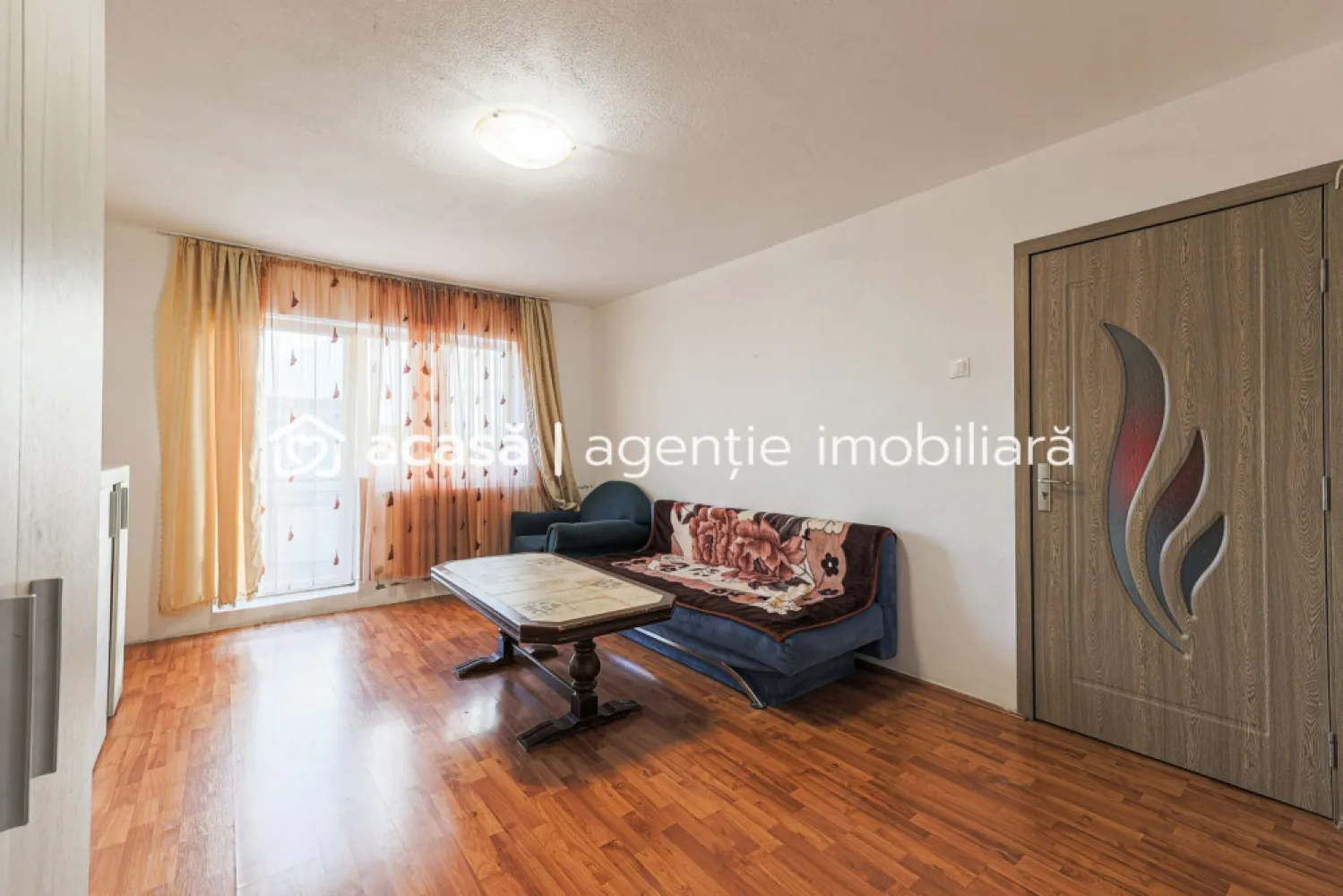 Spațiu, lumină și potențial: Apartamentul tău în Aradul Nou - Există proprietăți care te cuceresc prin compartimentarea lor generoasă, oferindu-ți libertatea de a organiza fiecare cameră exact așa cum ai visat. În inima cartierului Aradul Nou, vă propunem un apartament decomandat cu 3 camere, situat la ultimul etaj, unde liniștea și absența vecinilor de deasupra sunt principalele avantaje.

Cu o suprafață utilă de aproximativ 70 mp, această locuință reprezintă echilibrul perfect pentru o familie care are nevoie de spațiu de creștere.

Fiind complet decomandat, apartamentul oferă intimitate fiecărui membru al familiei. Cele două băi sunt un beneficiu esențial, eliminând aglomerația matinală, iar cele două balcoane deschise invită lumina naturală în interior.

Blocul beneficiază de un acoperiș reabilitat integral în urmă cu 5 ani, oferindu-vă confortul psihic necesar în privința integrității etajului superior.

Bucătăria este completată de o zonă de depozitare extrem de utilă, un detaliu practic care ajută la menținerea ordinii în întreaga casă.

Încălzirea este asigurată prin sistemul centralizat (CET), punctul termic fiind situat chiar în curtea interioară a blocului, ceea ce asigură un randament termic optim.

Situat la etajul 4, apartamentul este o pânză albă ce așteaptă să fie personalizată. Este alegerea strategică pentru cineva care dorește să investească într-o zonă cu acces facil către punctele de interes ale orașului, dar ferită de zgomotul arterelor principale.

📍 Zona: Aradul Nou
📐 Suprafață: aproximativ 70 mp utili (97 mp construiți conform CF)
🛋️ Configurație: 3 camere, 2 băi, 2 balcoane
💰 Preț: 62.000 €
🤝 Comision 0% pentru cumpărător

Pentru detalii și programarea unei vizionări:
Jasmina Uglesits - 0740814770 Consultant imobiliar - Agenția ACASĂ Arad

Nu dispui de toată suma? Te ajutăm noi gratuit! Îți obținem oferte de la 16 bănci.

Ai o proprietate de vânzare în Arad și vrei să știi cât valorează cu adevărat?
Sună-mă pentru o evaluare gratuită, fără obligații.

Birou: ACASĂ | Agenție imobiliară Arad
Bulevardul Decebal 2, Arad 310133