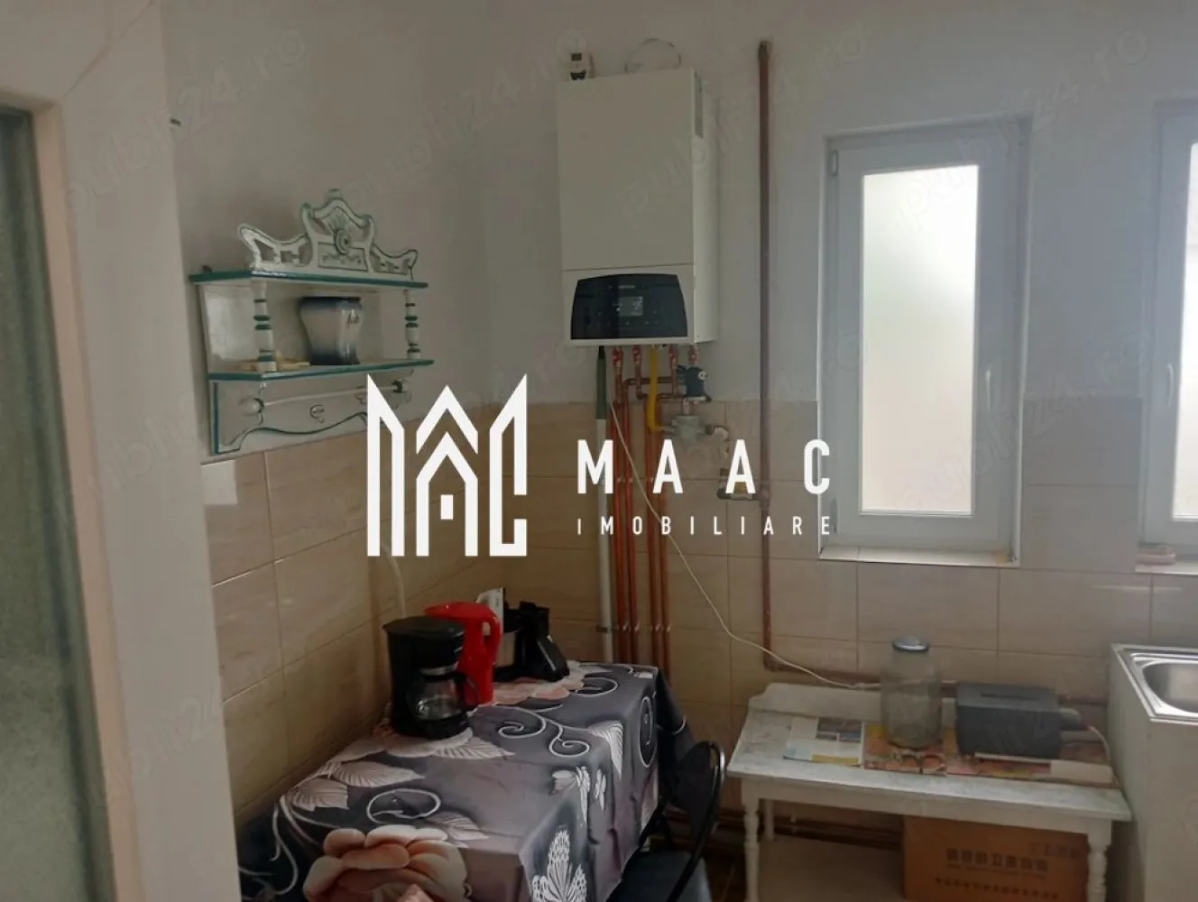 Apartament 2 camere | 73 MPU | Lazaret - MAAC Imobiliare vă propune spre închiriere un apartament cu 2 camere, situat la parter, într-o zonă liniștită și accesibilă din cartierul Lazaret, Sibiu. Ideal atât pentru locuit, cât și pentru desfășurarea unei activități de birou, locuința oferă confort și acces facil.

Proprietatea este bine compartimentată și pregătită pentru mutare imediată, fiind mobilată și utilată complet, astfel încât să răspundă nevoilor de zi cu zi.

Compartimentare:

living luminos și primitor
dormitor confortabil
bucătărie utilată
baie
hol

Dotări și avantaje:

poziționare la parter – acces facil, ideal pentru familii sau persoane în vârstă
complet mobilat și utilat
compartimentare practică și eficientă
potrivit atât pentru locuință, cât și pentru birou
zonă liniștită, cu vecinătăți plăcute

Localizare:

acces rapid către mijloace de transport în comun
în apropiere de Promenada Mall și Centrul Istoric Sibiu
magazine, școli și alte puncte de interes în imediata vecinătate

Condiții de închiriere:

garanție: echivalentul unei chirii lunare
disponibilitate: imediată
se caută chiriași serioși pentru contract pe termen lung

Pentru mai multe detalii sau pentru programarea unei vizionări, vă rugăm să ne contactați: ID CP3061436
