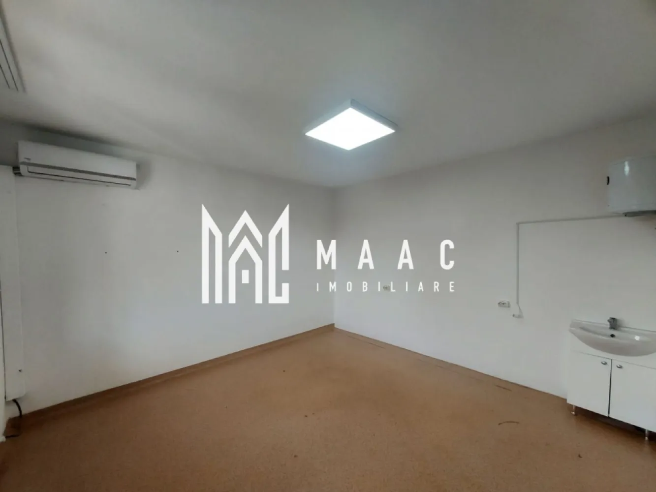 Spatiu Comercial | 2 Camere | Pretabil Cabinet | Hipodrom 2 - MAAC Imobiliare vă propune spre vânzare un spațiu comercial, situat în zona Hipodrom 2, în apropiere de Registrul Comerțului Sibiu, o locație potrivită pentru activități de birou sau servicii.
Proprietatea este compartimentată eficient și dispune de 2 camere, oferind un spațiu practic pentru desfășurarea activității.

Compartimentare

2 camere

Bucătărie

Grup sanitar

Hol amenajat pentru zona de așteptare clienți

Caracteristici

Spațiu bine organizat

Compartimentare funcțională

Potrivit pentru birouri, servicii sau activități comerciale

Avantaje

Zonă bună – Hipodrom 2, lângă Registrul Comerțului

Acces facil pentru clienți

Spațiu adaptabil în funcție de activitate

Zonă cu trafic și vizibilitate bună

Pentru mai multe detalii și programarea unei vizionări, vă rugăm să ne contactați menționând ID: CPXXXXXXX.