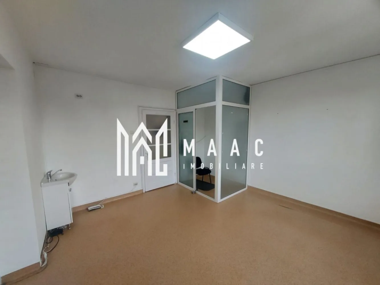 Spatiu Comercial | 2 Camere | Pretabil Cabinet | Hipodrom 2 - MAAC Imobiliare vă propune spre vânzare un spațiu comercial, situat în zona Hipodrom 2, în apropiere de Registrul Comerțului Sibiu, o locație potrivită pentru activități de birou sau servicii.
Proprietatea este compartimentată eficient și dispune de 2 camere, oferind un spațiu practic pentru desfășurarea activității.

Compartimentare

2 camere

Bucătărie

Grup sanitar

Hol amenajat pentru zona de așteptare clienți

Caracteristici

Spațiu bine organizat

Compartimentare funcțională

Potrivit pentru birouri, servicii sau activități comerciale

Avantaje

Zonă bună – Hipodrom 2, lângă Registrul Comerțului

Acces facil pentru clienți

Spațiu adaptabil în funcție de activitate

Zonă cu trafic și vizibilitate bună

Pentru mai multe detalii și programarea unei vizionări, vă rugăm să ne contactați menționând ID: CPXXXXXXX.