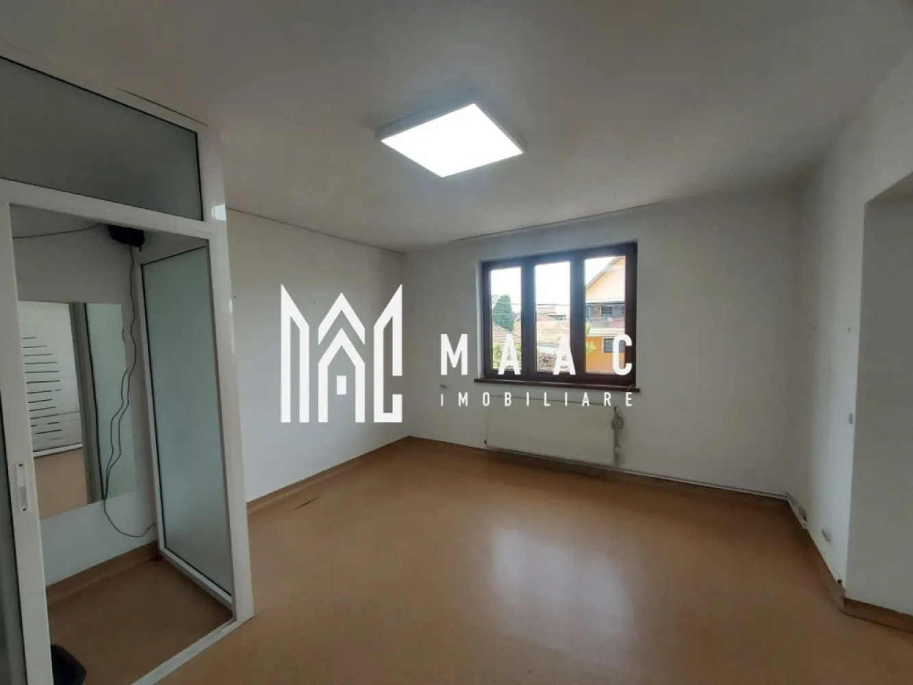 Spatiu Comercial | 2 Camere | Pretabil Cabinet | Hipodrom 2 - MAAC Imobiliare vă propune spre vânzare un spațiu comercial, situat în zona Hipodrom 2, în apropiere de Registrul Comerțului Sibiu, o locație potrivită pentru activități de birou sau servicii.
Proprietatea este compartimentată eficient și dispune de 2 camere, oferind un spațiu practic pentru desfășurarea activității.

Compartimentare

2 camere

Bucătărie

Grup sanitar

Hol amenajat pentru zona de așteptare clienți

Caracteristici

Spațiu bine organizat

Compartimentare funcțională

Potrivit pentru birouri, servicii sau activități comerciale

Avantaje

Zonă bună – Hipodrom 2, lângă Registrul Comerțului

Acces facil pentru clienți

Spațiu adaptabil în funcție de activitate

Zonă cu trafic și vizibilitate bună

Pentru mai multe detalii și programarea unei vizionări, vă rugăm să ne contactați menționând ID: CPXXXXXXX.
