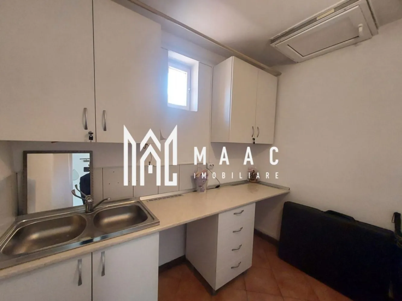 Spatiu Comercial | 2 Camere | Pretabil Cabinet | Hipodrom 2 - MAAC Imobiliare vă propune spre vânzare un spațiu comercial, situat în zona Hipodrom 2, în apropiere de Registrul Comerțului Sibiu, o locație potrivită pentru activități de birou sau servicii.
Proprietatea este compartimentată eficient și dispune de 2 camere, oferind un spațiu practic pentru desfășurarea activității.

Compartimentare

2 camere

Bucătărie

Grup sanitar

Hol amenajat pentru zona de așteptare clienți

Caracteristici

Spațiu bine organizat

Compartimentare funcțională

Potrivit pentru birouri, servicii sau activități comerciale

Avantaje

Zonă bună – Hipodrom 2, lângă Registrul Comerțului

Acces facil pentru clienți

Spațiu adaptabil în funcție de activitate

Zonă cu trafic și vizibilitate bună

Pentru mai multe detalii și programarea unei vizionări, vă rugăm să ne contactați menționând ID: CPXXXXXXX.
