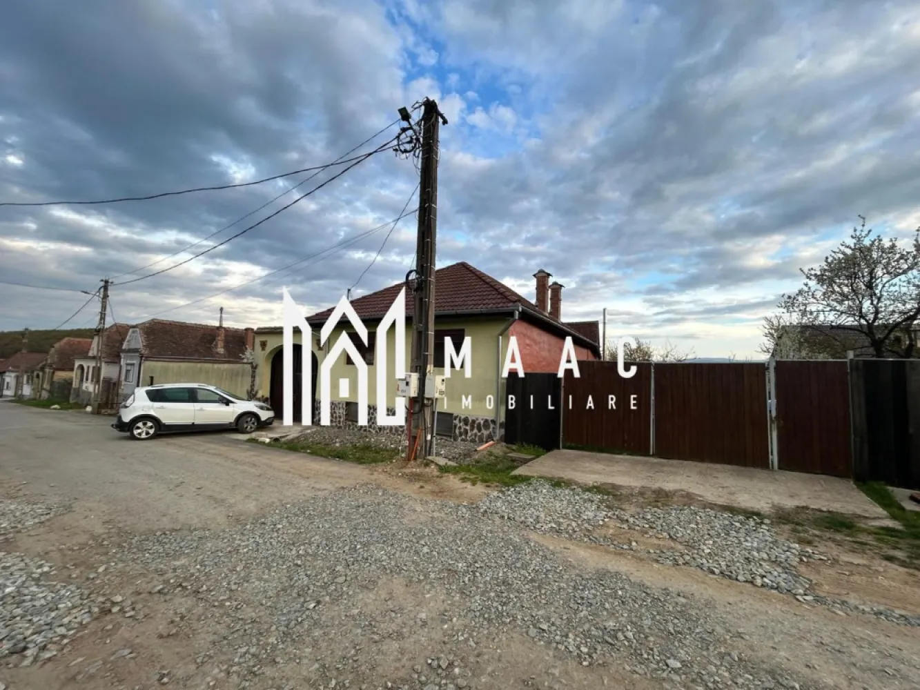 Casa Individuala I 4 Camere I 2000mp Teren I Mag-Saliste - O oportunitate rară pentru cei care își doresc o proprietate completă, cu suprafețe generoase, multiple anexe și potențial excelent atât pentru locuire, cât și pentru investiție, agricultură sau agroturism.
Se oferă spre vânzare casă individuală construită în anul 2015, amplasată pe un teren de 2.000 mp, împreună cu 3,8 hectare (38.000 mp) teren extravilan.

Caracteristici locuință:
Hol de acces
3 dormitoare
Bucătărie
Baie
Cămară

Dotări și beneficii:
Panouri fotovoltaice – eficiență energetică sporită și costuri reduse de întreținere
Terasă
Magazie
Pivniță de aproximativ 40 mp
Șură

Teren:
Curte și grădină de 2.000 mp
Pomi fructiferi
Teren extravilan inclus de 38.000 mp (3,8 ha)

Avantaje:
Proprietate ideală pentru gospodărie completă, fermă, agricultură sau investiție
Suprafață extinsă, cu multiple posibilități de exploatare
Construcție modernă, bine organizată
Costuri optimizate prin sistem fotovoltaic

Potențial excelent pentru dezvoltare rurală, agroturism sau activități productive

Această proprietate oferă combinația ideală între confort, independență energetică și oportunități multiple de valorificare, fiind alegerea potrivită pentru cei care caută spațiu, eficiență și investiție sigură.

Pentru informati si vizionari: CP3062538