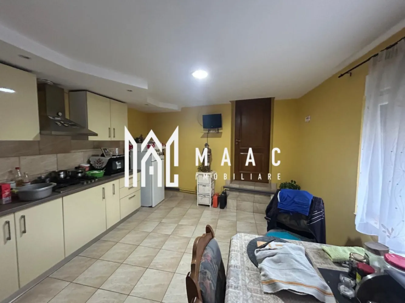 Casa Individuala I 4 Camere I 2000mp Teren I Mag-Saliste - O oportunitate rară pentru cei care își doresc o proprietate completă, cu suprafețe generoase, multiple anexe și potențial excelent atât pentru locuire, cât și pentru investiție, agricultură sau agroturism.
Se oferă spre vânzare casă individuală construită în anul 2015, amplasată pe un teren de 2.000 mp, împreună cu 3,8 hectare (38.000 mp) teren extravilan.

Caracteristici locuință:
Hol de acces
3 dormitoare
Bucătărie
Baie
Cămară

Dotări și beneficii:
Panouri fotovoltaice – eficiență energetică sporită și costuri reduse de întreținere
Terasă
Magazie
Pivniță de aproximativ 40 mp
Șură

Teren:
Curte și grădină de 2.000 mp
Pomi fructiferi
Teren extravilan inclus de 38.000 mp (3,8 ha)

Avantaje:
Proprietate ideală pentru gospodărie completă, fermă, agricultură sau investiție
Suprafață extinsă, cu multiple posibilități de exploatare
Construcție modernă, bine organizată
Costuri optimizate prin sistem fotovoltaic

Potențial excelent pentru dezvoltare rurală, agroturism sau activități productive

Această proprietate oferă combinația ideală între confort, independență energetică și oportunități multiple de valorificare, fiind alegerea potrivită pentru cei care caută spațiu, eficiență și investiție sigură.

Pentru informati si vizionari: CP3062538