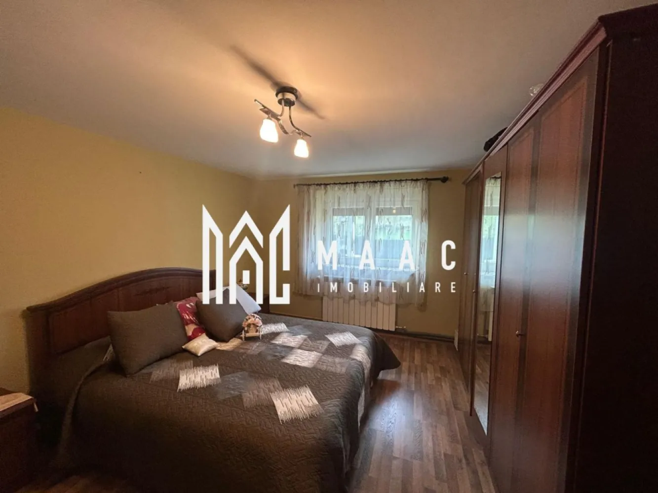Casa Individuala I 4 Camere I 2000mp Teren I Mag-Saliste - O oportunitate rară pentru cei care își doresc o proprietate completă, cu suprafețe generoase, multiple anexe și potențial excelent atât pentru locuire, cât și pentru investiție, agricultură sau agroturism.
Se oferă spre vânzare casă individuală construită în anul 2015, amplasată pe un teren de 2.000 mp, împreună cu 3,8 hectare (38.000 mp) teren extravilan.

Caracteristici locuință:
Hol de acces
3 dormitoare
Bucătărie
Baie
Cămară

Dotări și beneficii:
Panouri fotovoltaice – eficiență energetică sporită și costuri reduse de întreținere
Terasă
Magazie
Pivniță de aproximativ 40 mp
Șură

Teren:
Curte și grădină de 2.000 mp
Pomi fructiferi
Teren extravilan inclus de 38.000 mp (3,8 ha)

Avantaje:
Proprietate ideală pentru gospodărie completă, fermă, agricultură sau investiție
Suprafață extinsă, cu multiple posibilități de exploatare
Construcție modernă, bine organizată
Costuri optimizate prin sistem fotovoltaic

Potențial excelent pentru dezvoltare rurală, agroturism sau activități productive

Această proprietate oferă combinația ideală între confort, independență energetică și oportunități multiple de valorificare, fiind alegerea potrivită pentru cei care caută spațiu, eficiență și investiție sigură.

Pentru informati si vizionari: CP3062538