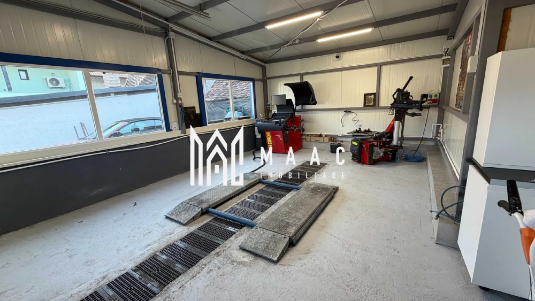 Hala echipata complet | Service auto\ Detailing | 50 MPU | Sura Mare | - MAAC Imobiliare vă propune spre închiriere o hală ideală pentru desfășurarea activităților auto, situată într-o zonă cu acces facil către artere principale, autostradă și transport public.

Detalii proprietate:
Suprafață utilă: 50 mp
Suprafață teren: 200 mp
Înălțime utilă: 5 m
Locuri de parcare: 3

Dotări și facilități:
 Echipamente vulcanizare de ultimă generație (CORGHI – mașină dejantat, echilibrat, elevator foarfecă)
 Acces vehicule grele
 Apă curentă + canalizare
 Gaze naturale
 Baie privată

Spațiul este disponibil complet echipat – perfect pentru service auto sau vulcanizare – fiind potrivit si pentru activități precum detailing, depozitare sau atelier.

Pentru mai multe detalii si pentru programarea unei vizionari nu ezitati sa ne contactati specificand ID:CP3062592
MAAC Imobiliare- Partenerul tau de incredere