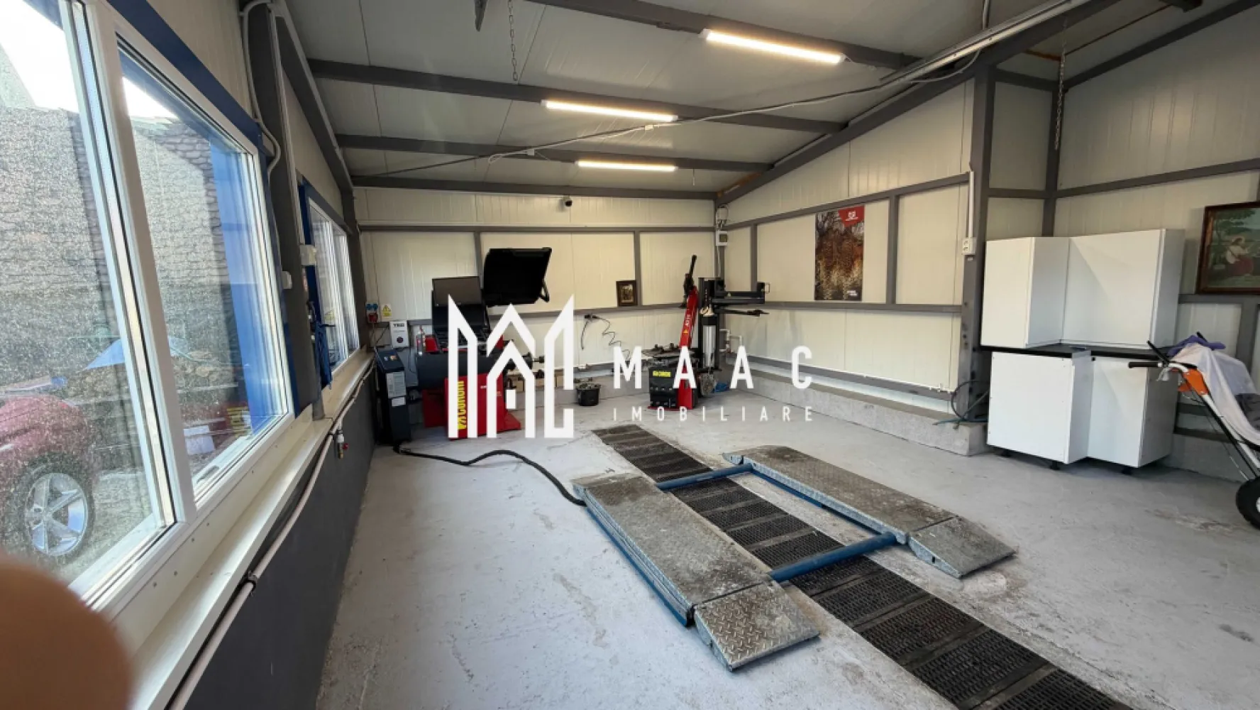 Hala echipata complet | Service auto\ Detailing | 50 MPU | Sura Mare | - MAAC Imobiliare vă propune spre închiriere o hală ideală pentru desfășurarea activităților auto, situată într-o zonă cu acces facil către artere principale, autostradă și transport public.

Detalii proprietate:
Suprafață utilă: 50 mp
Suprafață teren: 200 mp
Înălțime utilă: 5 m
Locuri de parcare: 3

Dotări și facilități:
 Echipamente vulcanizare de ultimă generație (CORGHI – mașină dejantat, echilibrat, elevator foarfecă)
 Acces vehicule grele
 Apă curentă + canalizare
 Gaze naturale
 Baie privată

Spațiul este disponibil complet echipat – perfect pentru service auto sau vulcanizare – fiind potrivit si pentru activități precum detailing, depozitare sau atelier.

Pentru mai multe detalii si pentru programarea unei vizionari nu ezitati sa ne contactati specificand ID:CP3062592
MAAC Imobiliare- Partenerul tau de incredere