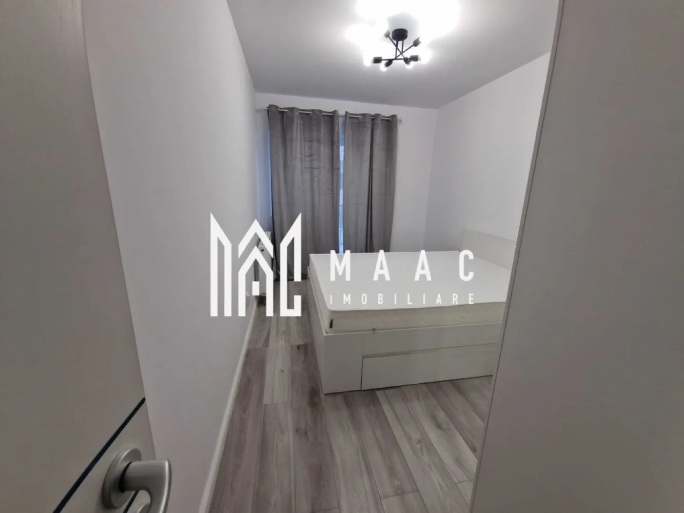 Apartament 2 camere I lift I Doamna Stanca - MAAC Imobiliare vă propune, spre închiriere, un apartament cu 2 camere, situat la etajul 6/7 al unui imobil nou de pe strada Doamna Stanca.

Locuința dispune de o compartimentare decomandată și este compusă din:
- hol de acces
- living open-space cu bucătărie
 -balcon generos, cu acces din living și dormitor
 -baie cu cadă.

În proximitatea apartamentului se afla mai multe supermarket-uri și Shopping City Sibiu.

Se percepe o garanție în cuantumul unei chirii lunare.
Nu se acceptă animale de companie. 
Se predă mobilat/utilat. 

Disponibilitate: imediată. 

Pentru mai multe detalii, specificați telefonic ca ati văzut anunțul cu ID: CP3062631
