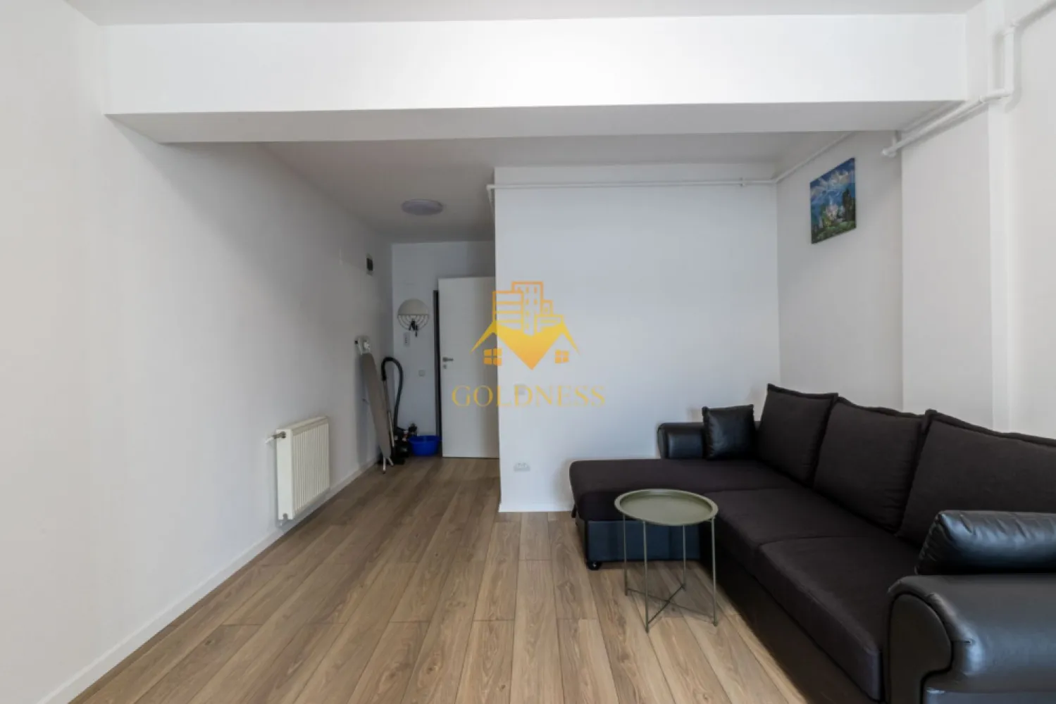 2 camere, bloc nou, parcare, Calea Turzii,Zona Leroy Merlin,Buna Ziua - GOLDNESS Imobiliare vă propune spre inchiriere un apartament cu 2 camere complet mobilat și utilat, la etajul 1 într-un imobil de 5 etaje, în Cartierul Calea Turzii.
Dispune de loc de parcare !
Se află în apropierea stațiilor de transport în comun, magazine, restaurante, spații verzi, farmacii, etc. 

Apartamentul este compartimentat astfel:
 - dormitor cu pat matrimonial si dulap pentru haine
 - living cu bucatarie open space complet utilată și mobilată, canapea extensibilă, loc de servit masa 
 - baie cu cada, calorifer port prosop și dulap pentru depozitare.
 - balcon de 2,45 mp.

Imobilul este dotat cu toate cele necesare- centrală proprie, frigider, aragaz, hotă, mașină de spălat haine, etc. 

Dacă sunteți interesați de acest apartament și doriți să îl vizionați, dar și pentru alte oferte nu ezitați să ne contactați telefonic sau prin e-mail. Vă stăm la dispoziție!
Pentru intermediere se percepe un comision de 50% din preț!