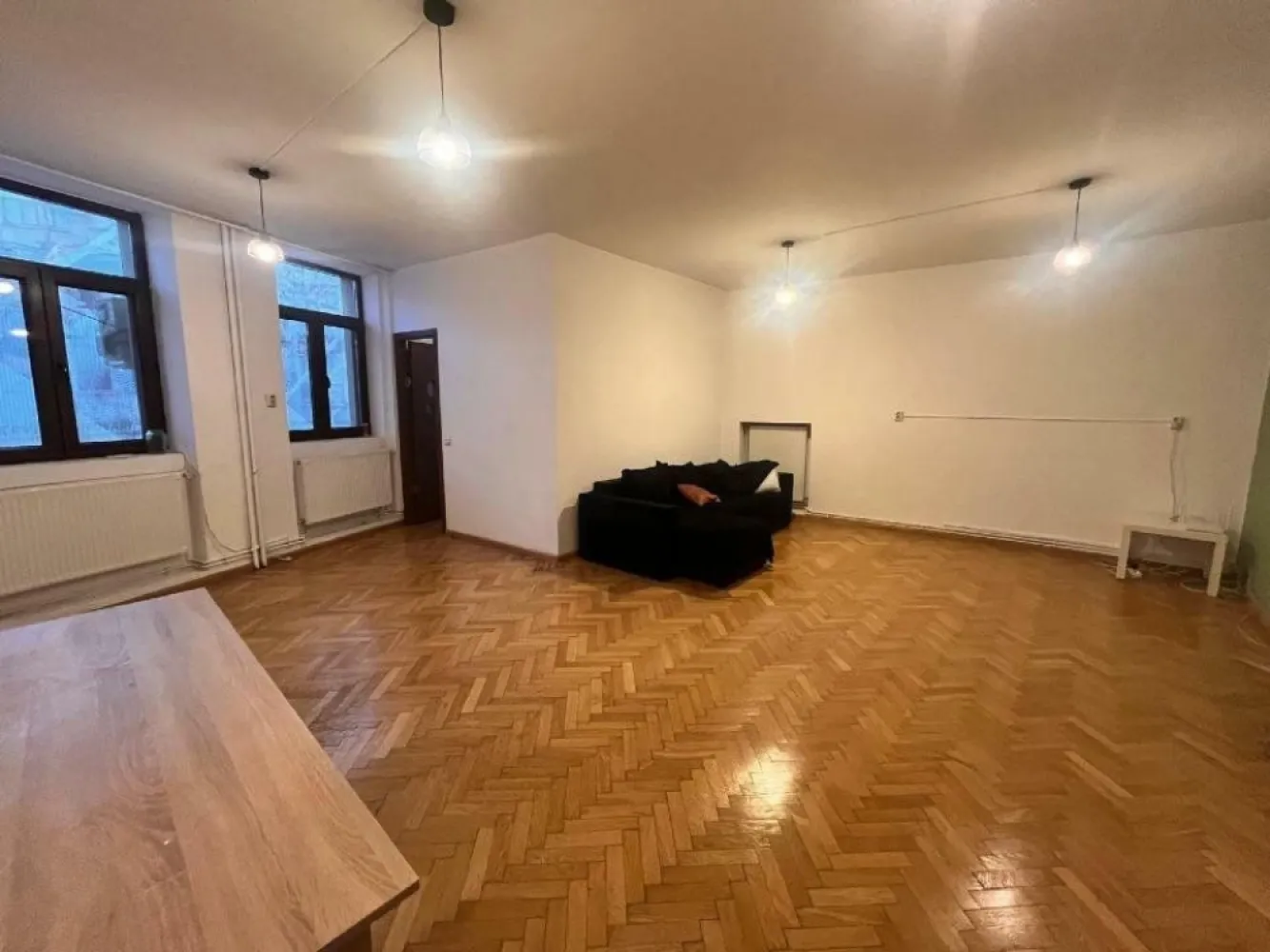 Ag BRASADAS închiriază BIROU 4 cam 120 mp Piaţa Romană. - Ag BRASADAS închiriază un apartament/saptiu de birou generos de 4 camere, cu o suprafaţă utilă de 120 mp, situat într-o locaţie excelentă, la doar 5 minute de staţia de metrou Piaţa Romană.
Compartimentare:
â€˘ 4 camere spaţioase, cu suprafeţe cuprinse între 12,85 mp şi 40 mp
â€˘ Chicinetă
â€˘ Baie
â€˘ Hol
Detalii suplimentare:
Apartamentul este amplasat într-o clădire solidă, cu regim de înălţime S+P+5E, finalizată în anul 1941. Cladirea este expertizata si a fost încadrată în clasa de risc seismic RS3. 
Beneficiază de:
â€˘ Centrală termică proprie
â€˘ Ferestre PVC
â€˘ Renovare recentă
Vecinătăţi şi avantaje:
â€˘ Piaţa Alexandru Lahovari
â€˘ Acces rapid la mijloace de transport, inclusiv metrou (Piaţa Romană â€“ 5 minute)

Pentru mai multe oferte accesați www.brasadas.com.