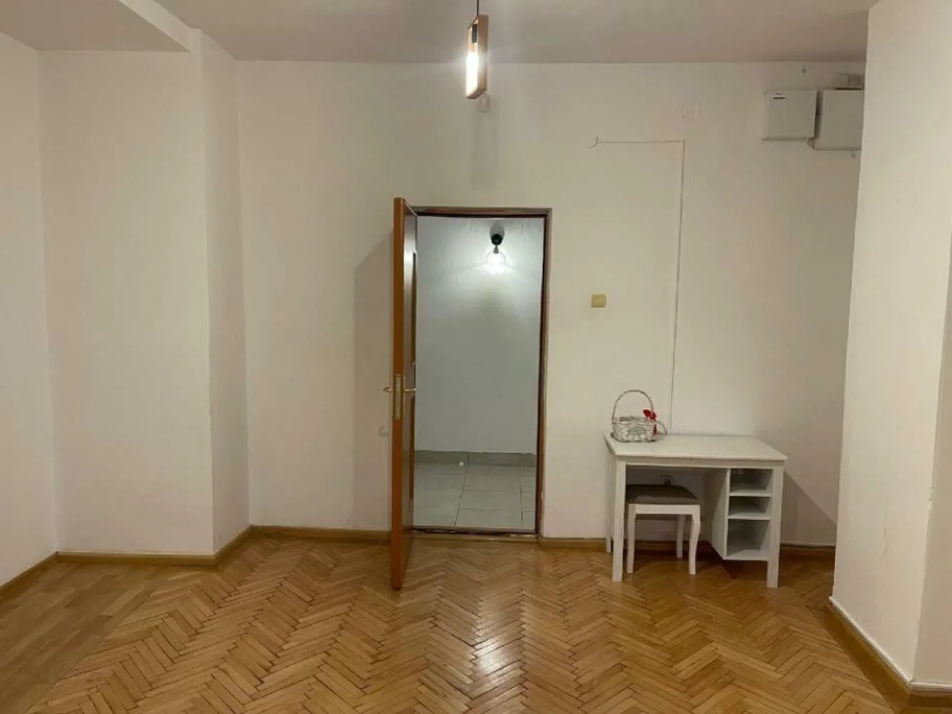 Ag BRASADAS închiriază BIROU 4 cam 120 mp Piaţa Romană. - Ag BRASADAS închiriază un apartament/saptiu de birou generos de 4 camere, cu o suprafaţă utilă de 120 mp, situat într-o locaţie excelentă, la doar 5 minute de staţia de metrou Piaţa Romană.
Compartimentare:
â€˘ 4 camere spaţioase, cu suprafeţe cuprinse între 12,85 mp şi 40 mp
â€˘ Chicinetă
â€˘ Baie
â€˘ Hol
Detalii suplimentare:
Apartamentul este amplasat într-o clădire solidă, cu regim de înălţime S+P+5E, finalizată în anul 1941. Cladirea este expertizata si a fost încadrată în clasa de risc seismic RS3. 
Beneficiază de:
â€˘ Centrală termică proprie
â€˘ Ferestre PVC
â€˘ Renovare recentă
Vecinătăţi şi avantaje:
â€˘ Piaţa Alexandru Lahovari
â€˘ Acces rapid la mijloace de transport, inclusiv metrou (Piaţa Romană â€“ 5 minute)

Pentru mai multe oferte accesați www.brasadas.com.