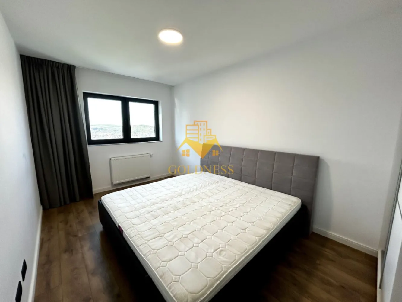 3 camere, Modern, Parcare, Zona Frunzisului, LIDL,Golden Tulip,Zorilor - GOLDNESS Imobiliare vă propune spre închiriere un apartament cu 3 camere complet mobilat și utilat, la etajul 10 într-un imobil de 15 etaje, în Cartierul Zorilor.
Dispune de parcare subterana!
Se află în apropierea stațiilor de transport în comun, magazine, restaurante, spații verzi, farmacii, etc. 

Apartamentul este compartimentat astfel:
 - dormitor cu pat matrimonial, dulap, noptiere
 - camera pentru birou
 - living cu bucatarie open space complet utilată și mobilată, canapea extensibilă, loc de servit masa 
 - baie cu dus walk-in, calorifer port prosop și dulap pentru depozitare.
 - balcon de 5 mp.
Se poate beneficia si de terasa de la ultimul etaj, cu priveliste panoramica asupra orasului, un loc perfect pentru relaxare!

Imobilul este dotat cu toate cele necesare- centrală proprie, frigider, aragaz, hotă, mașină de spălat haine, etc. 

Dacă sunteți interesați de acest apartament și doriți să îl vizionați, dar și pentru alte oferte nu ezitați să ne contactați telefonic sau prin e-mail. Vă stăm la dispoziție!
Pentru intermediere se percepe un comision de 50% din prețul chiriei!