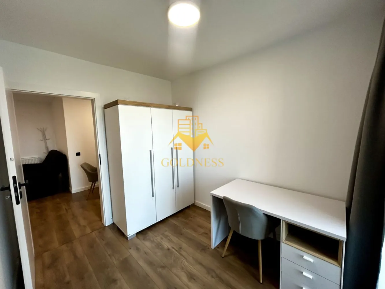 3 camere, Modern, Parcare, Zona Frunzisului, LIDL,Golden Tulip,Zorilor - GOLDNESS Imobiliare vă propune spre închiriere un apartament cu 3 camere complet mobilat și utilat, la etajul 10 într-un imobil de 15 etaje, în Cartierul Zorilor.
Dispune de parcare subterana!
Se află în apropierea stațiilor de transport în comun, magazine, restaurante, spații verzi, farmacii, etc. 

Apartamentul este compartimentat astfel:
 - dormitor cu pat matrimonial, dulap, noptiere
 - camera pentru birou
 - living cu bucatarie open space complet utilată și mobilată, canapea extensibilă, loc de servit masa 
 - baie cu dus walk-in, calorifer port prosop și dulap pentru depozitare.
 - balcon de 5 mp.
Se poate beneficia si de terasa de la ultimul etaj, cu priveliste panoramica asupra orasului, un loc perfect pentru relaxare!

Imobilul este dotat cu toate cele necesare- centrală proprie, frigider, aragaz, hotă, mașină de spălat haine, etc. 

Dacă sunteți interesați de acest apartament și doriți să îl vizionați, dar și pentru alte oferte nu ezitați să ne contactați telefonic sau prin e-mail. Vă stăm la dispoziție!
Pentru intermediere se percepe un comision de 50% din prețul chiriei!