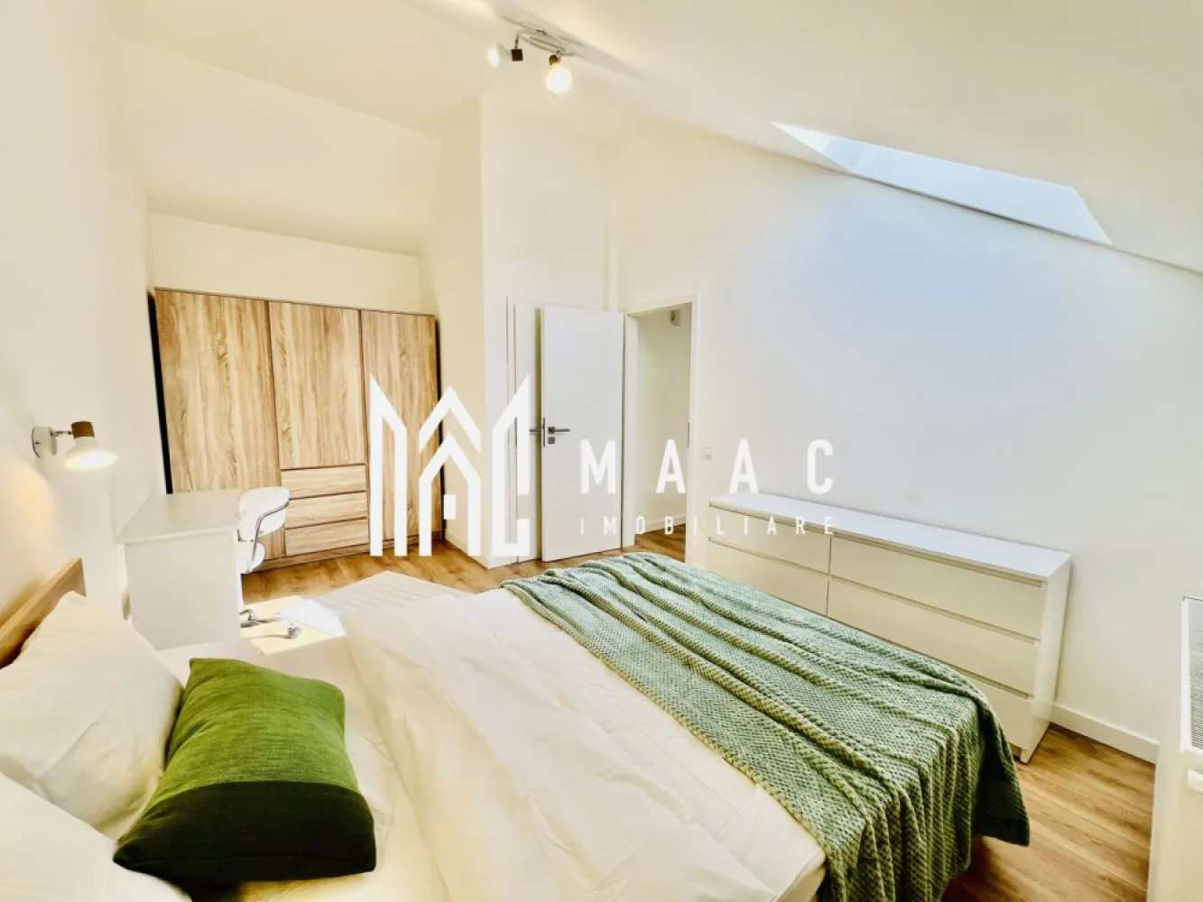 Apartament 2 camere I la cheie I cu logie și loc de parcare inclus - MAAC Imobiliare propune spre vânzare un apartament modern cu 2 camere, predare la Alb, situat într-un ansamblu rezidențial premium, în zona de Vest a orașului Sibiu. Suprafață utilă: 55,54 mp Logie: 7,8 mp (cu sticlă securizată și sistem de captare a apelor) Etaj: 2 din 2 Disponibilitate: Intabulat, disponibil imediat Predare: La Alb Compartimentare și dotări: Living luminos cu zonă de dining Dormitor generos Baie Jaluzele electrice Încălzire în pardoseală Orientare sudică, cu lumină naturală și vedere panoramică Loc de parcare inclus Finisaje și construcție: Izolație cu vată bazaltică Granit pe casa scării Logie închisă cu sticlă securizată Avantaje ale ansamblului: 45% din teren destinat spațiilor verzi Fațade finisate cu larice siberian și piatră naturală Locuri de joacă amenajate în cadrul complexului Acces facil spre oraș, fără ambuteiaje Patru căi de acces Pentru mai multe detalii, vă rugăm să precizați telefonic că ați văzut anunțul ID: CP2611884 }}