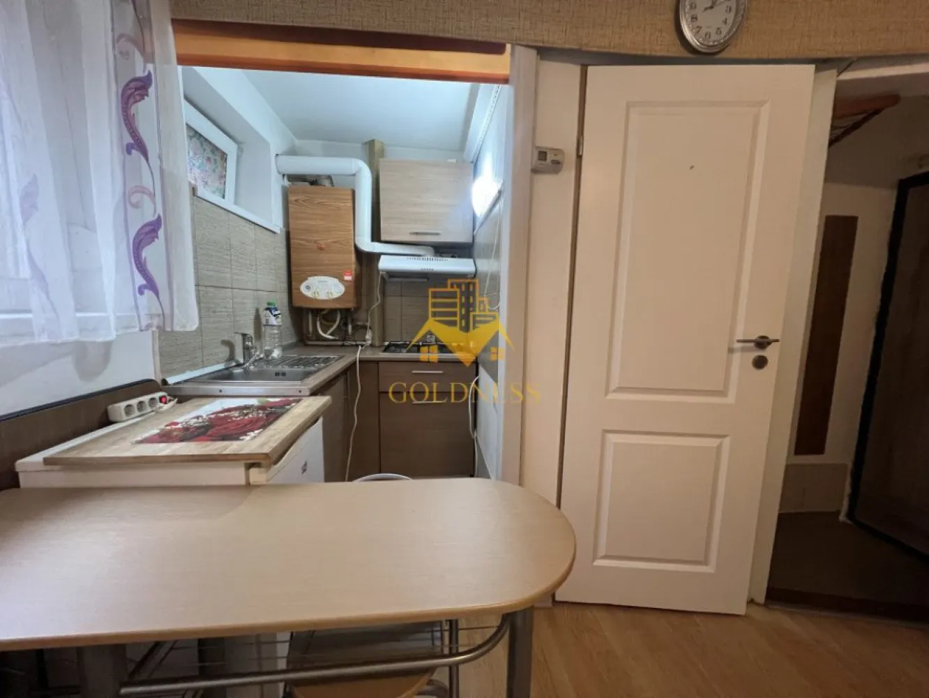 Garsoniera/ STUDIO, mobilata utilata, Pet Friendly, 18 GYM, Buna Ziua - GOLDNESS Imobiliare vă propune spre închiriere o garsoniera/ STUDIO complet mobilata și utilata, la demisolul unui imobil de 2 etaje, în cartierul Buna Ziua, in Zona 18 GYM, Strada Erkel Ferenc.
 Garsoniera este compartimentat astfel:
 - camera cu pat matrimonial, dressing spatios, birou
 - bucataria complet mobilata si utilata
 - baie cu dus, calorifer port prosop inox și dulap pentru depozitare.

Imobilul este dotat cu toate cele necesare- centrală proprie, mașină de spălat haine, frigider, aragaz, hotă, cuier, etc. 
Se află în apropierea stațiilor de transport în comun, magazine, restaurante, spații verzi, farmacii, etc. 

Dacă sunteți interesați de aceasta garsoniera și doriți să o vizionați, dar și pentru alte oferte sau detalii nu ezitați să ne contactați telefonic sau prin e-mail - goldnessimobiliare@gmail.com. Vă stăm la dispoziție!
Pentru intermediere se percepe un comision de 50% din prețul chiriei!