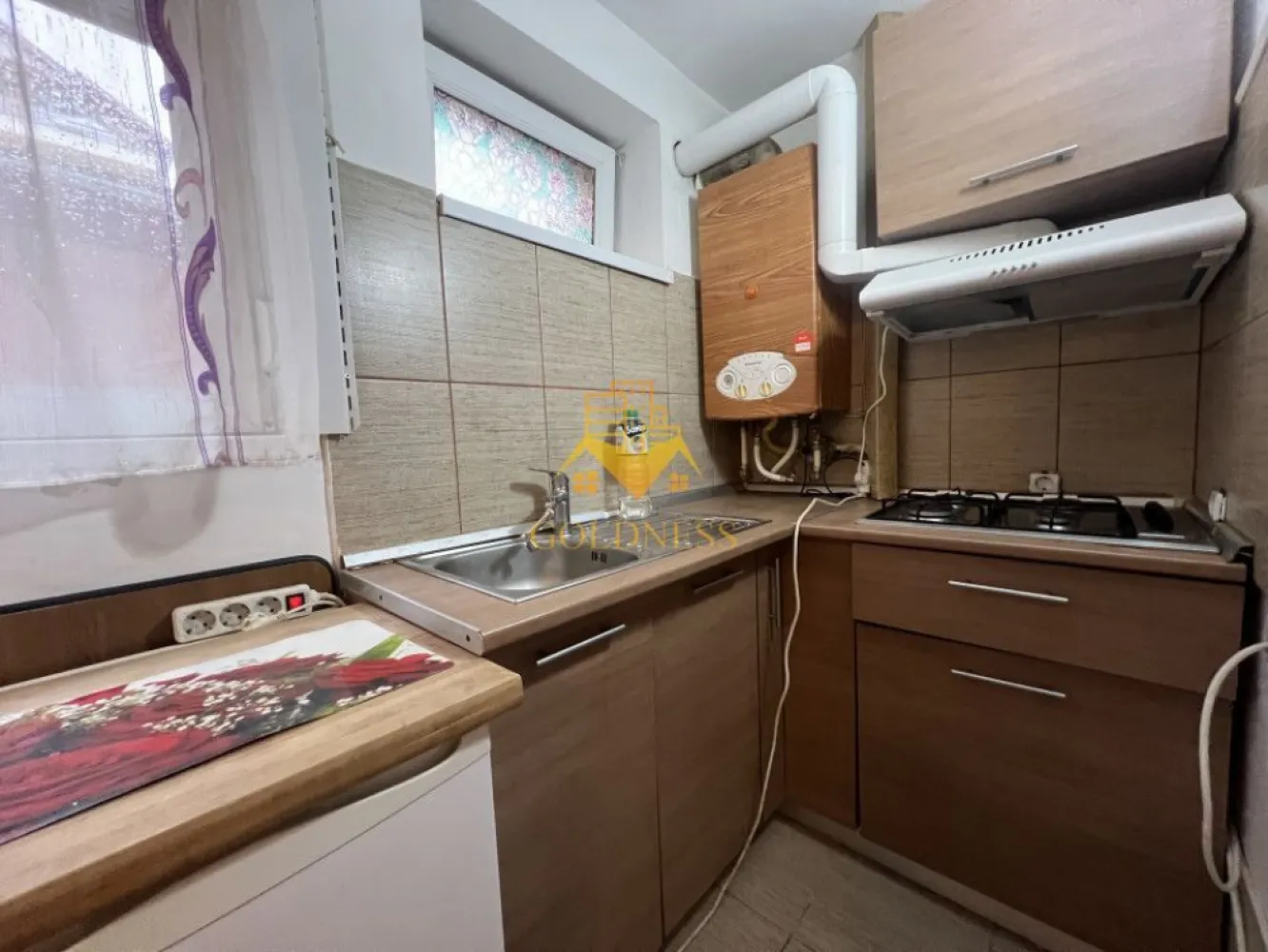Garsoniera/ STUDIO, mobilata utilata, Pet Friendly, 18 GYM, Buna Ziua - GOLDNESS Imobiliare vă propune spre închiriere o garsoniera/ STUDIO complet mobilata și utilata, la demisolul unui imobil de 2 etaje, în cartierul Buna Ziua, in Zona 18 GYM, Strada Erkel Ferenc.
 Garsoniera este compartimentat astfel:
 - camera cu pat matrimonial, dressing spatios, birou
 - bucataria complet mobilata si utilata
 - baie cu dus, calorifer port prosop inox și dulap pentru depozitare.

Imobilul este dotat cu toate cele necesare- centrală proprie, mașină de spălat haine, frigider, aragaz, hotă, cuier, etc. 
Se află în apropierea stațiilor de transport în comun, magazine, restaurante, spații verzi, farmacii, etc. 

Dacă sunteți interesați de aceasta garsoniera și doriți să o vizionați, dar și pentru alte oferte sau detalii nu ezitați să ne contactați telefonic sau prin e-mail - goldnessimobiliare@gmail.com. Vă stăm la dispoziție!
Pentru intermediere se percepe un comision de 50% din prețul chiriei!