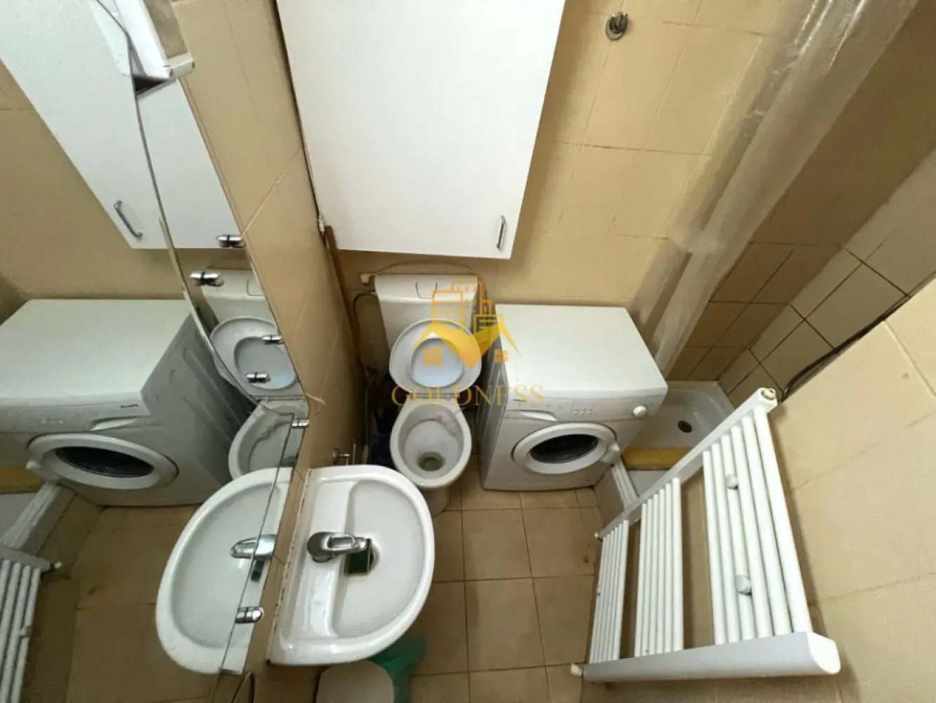 Garsoniera/ STUDIO, mobilata utilata, Pet Friendly, 18 GYM, Buna Ziua - GOLDNESS Imobiliare vă propune spre închiriere o garsoniera/ STUDIO complet mobilata și utilata, la demisolul unui imobil de 2 etaje, în cartierul Buna Ziua, in Zona 18 GYM, Strada Erkel Ferenc.
 Garsoniera este compartimentat astfel:
 - camera cu pat matrimonial, dressing spatios, birou
 - bucataria complet mobilata si utilata
 - baie cu dus, calorifer port prosop inox și dulap pentru depozitare.

Imobilul este dotat cu toate cele necesare- centrală proprie, mașină de spălat haine, frigider, aragaz, hotă, cuier, etc. 
Se află în apropierea stațiilor de transport în comun, magazine, restaurante, spații verzi, farmacii, etc. 

Dacă sunteți interesați de aceasta garsoniera și doriți să o vizionați, dar și pentru alte oferte sau detalii nu ezitați să ne contactați telefonic sau prin e-mail - goldnessimobiliare@gmail.com. Vă stăm la dispoziție!
Pentru intermediere se percepe un comision de 50% din prețul chiriei!