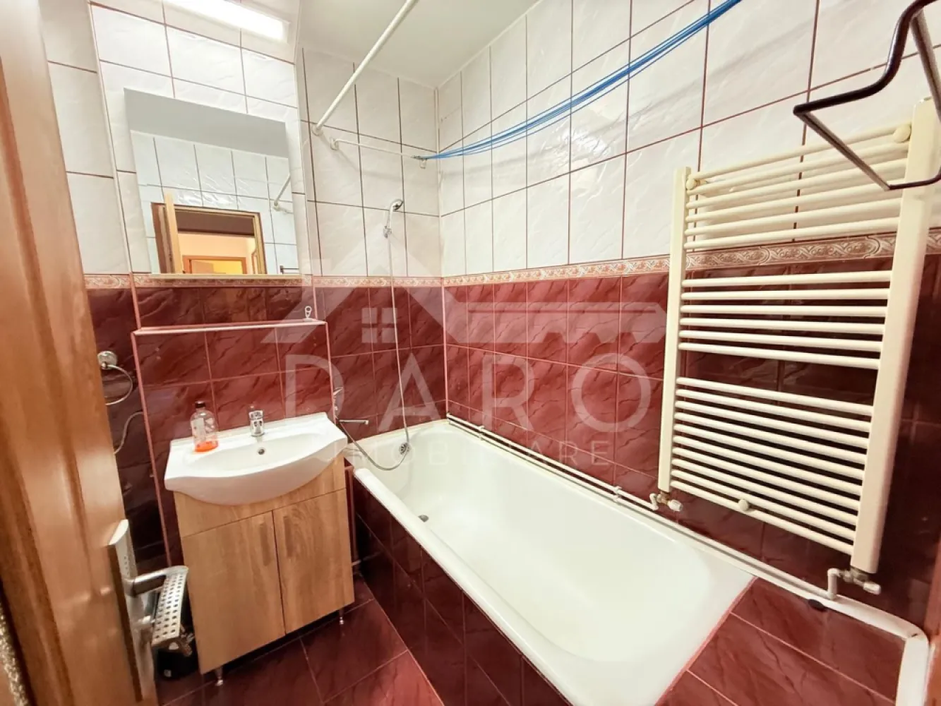 Apartament cu 2 camere de închiriat în Cornişa - 🏡 Închiriere apartament 2 camere – Cornișa | Aproape de UMFST | Ideal pentru studenți | 380 €/lună
Se oferă spre închiriere apartament cu 2 camere decomandate, confort 1, situat în cartierul Cornișa, pe strada Nicolae Grigorescu, într-o zonă liniștită și foarte bine poziționată.
💰 Chirie: 380 €/lună
✔ recent renovat
✔ disponibil pentru mutare imediată
✔ ideal pentru 2 studenți care doresc să împartă costurile
Compartimentare:
✔ 2 camere luminoase
✔ bucătărie separată
✔ baie
✔ balcon
✔ spațiu confortabil și bine organizat
Avantaje locație:
📍 aproximativ 10 minute de UMFST
📍 aproximativ 15 minute de Spitalul Județean
📍 aproape de Profi Non-Stop și Darina
📍 acces rapid la mijloace de transport urban
📍 zonă liniștită și sigură
💎 O alegere excelentă pentru studenți sau rezidenți care își doresc confort, costuri accesibile și o locație foarte convenabilă.
🤝 Proprietate promovată prin DARO Imobiliare
💳 Te gândești ca în viitor să îți cumperi propria locuință?
Prin Kiwi Finance îți ofer:
✔ analiză GRATUITĂ a eligibilității
✔ acces la oferte de la peste 12 bănci
✔ negocierea dobânzii în favoarea ta
✔ suport complet până la semnare
📞Detalii și vizionări:
Coman Maria – DARO Imobiliare & Kiwi Finance
📱 0749 535 729
🔑 DARO Imobiliare – găsim locuința potrivită.
💳 Kiwi Finance – obținem creditul pentru a o cumpăra.