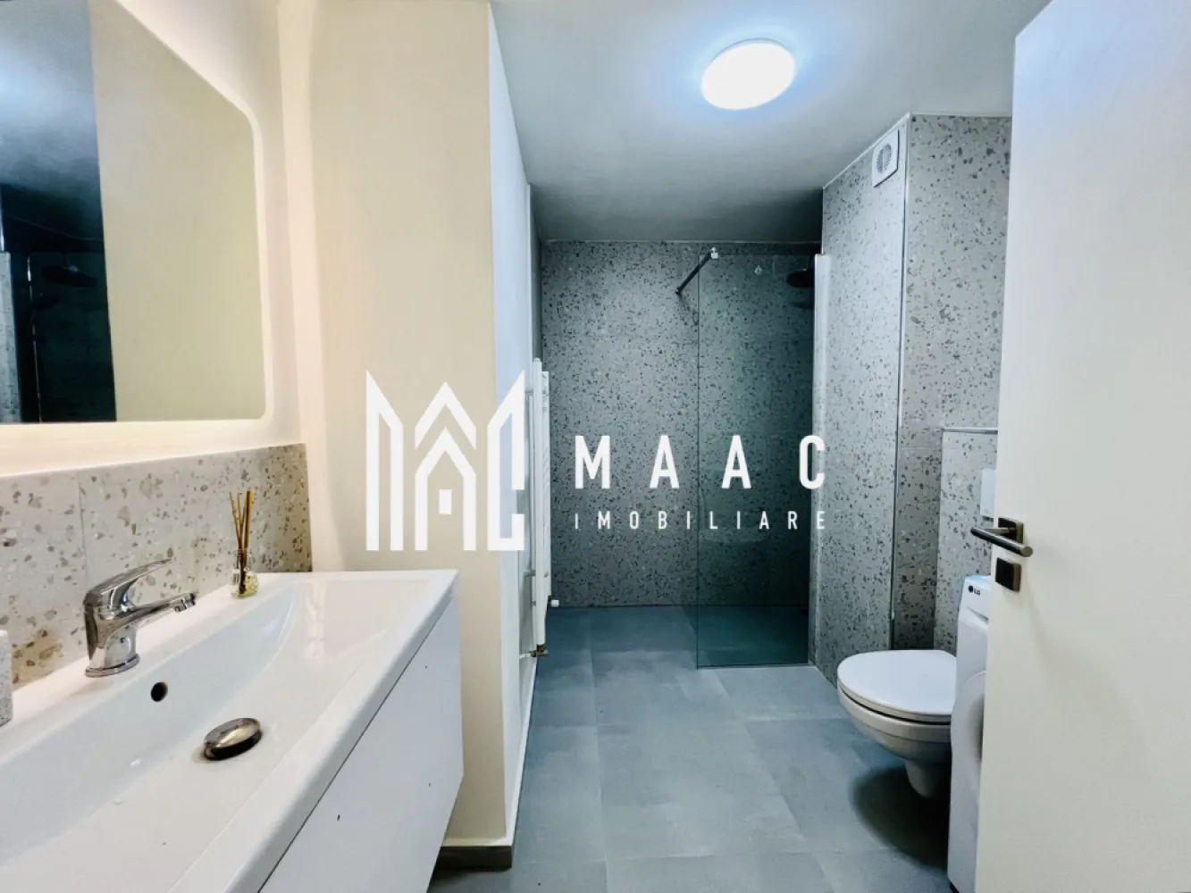 Apartament 2 camere I la cheie I cu logie și loc de parcare inclus - MAAC Imobiliare propune spre vânzare un apartament modern cu 2 camere, predare la Alb, situat într-un ansamblu rezidențial premium, în zona de Vest a orașului Sibiu. Suprafață utilă: 55,54 mp Logie: 7,8 mp (cu sticlă securizată și sistem de captare a apelor) Etaj: 2 din 2 Disponibilitate: Intabulat, disponibil imediat Predare: La Alb Compartimentare și dotări: Living luminos cu zonă de dining Dormitor generos Baie Jaluzele electrice Încălzire în pardoseală Orientare sudică, cu lumină naturală și vedere panoramică Loc de parcare inclus Finisaje și construcție: Izolație cu vată bazaltică Granit pe casa scării Logie închisă cu sticlă securizată Avantaje ale ansamblului: 45% din teren destinat spațiilor verzi Fațade finisate cu larice siberian și piatră naturală Locuri de joacă amenajate în cadrul complexului Acces facil spre oraș, fără ambuteiaje Patru căi de acces Pentru mai multe detalii, vă rugăm să precizați telefonic că ați văzut anunțul ID: CP2611884 }}