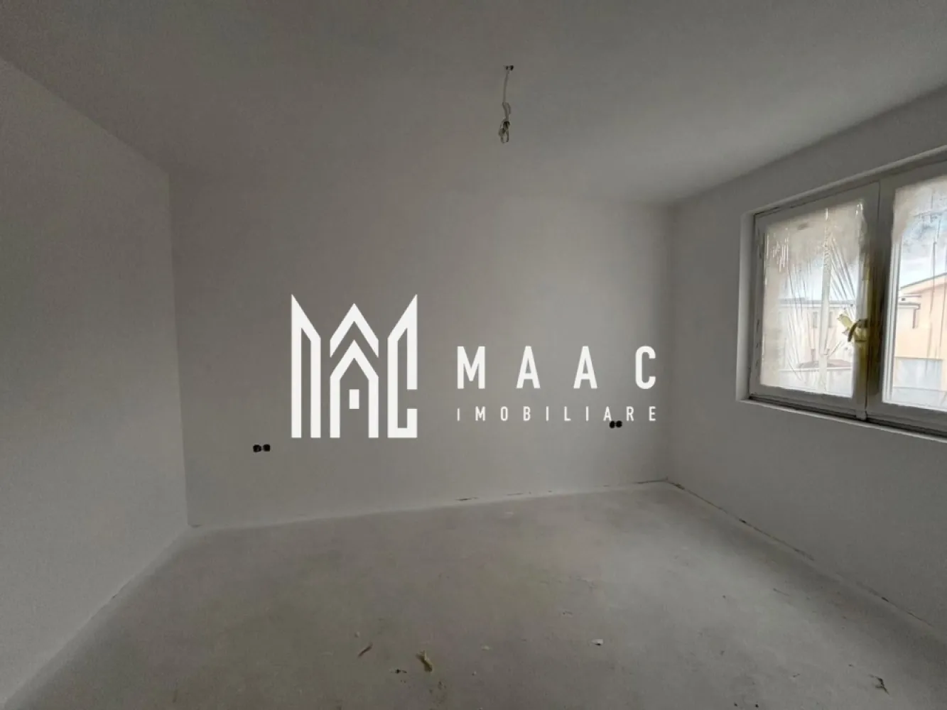 Casa Quadruplex | 3 Camere | 82MPU | Curte 170MP | Balcon - MAAC Imobiliare vă propune spre vânzare o casa de tip quadruplex aflata in Cartierul Arhitectiilor .

Locuinta are o suprafata utila de 82 mp si este compartimentata astfel:
Lliving cu bucatarie,
2 dormitoare,
Baie cu geam de aerisire.
Incalzire in pardoseala.
Beneficiaza de o curte libera de 170 mp.
2 locuri de parcare.
Casa se vinde la alb cu posibilitate de colaborare cu o echipa specializata in finisare.

In apropiere, ca si puncte de interes: Magazine ( Profi, Lidl, Kaufland), statii pentru transportul in comun, parc amenajat pentru copii de toate varstele.

Pentru mai multe detalii precizati telefonic ca ati vazut anuntul cu ID: CP2778770