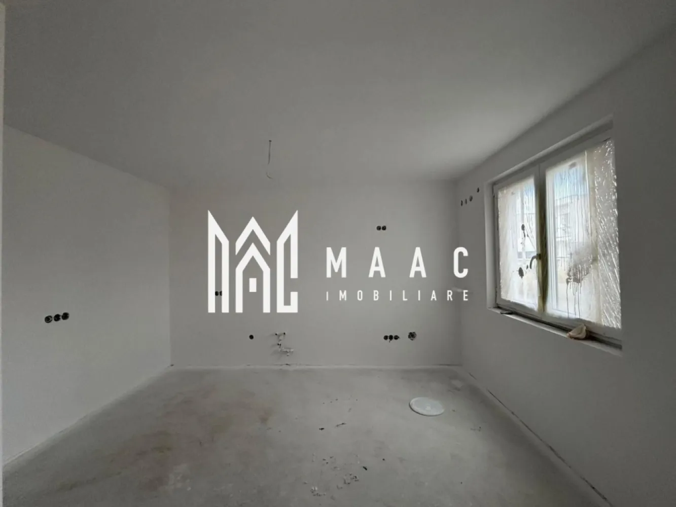 Casa Quadruplex | 3 Camere | 82MPU | Curte 170MP | Balcon - MAAC Imobiliare vă propune spre vânzare o casa de tip quadruplex aflata in Cartierul Arhitectiilor .

Locuinta are o suprafata utila de 82 mp si este compartimentata astfel:
Lliving cu bucatarie,
2 dormitoare,
Baie cu geam de aerisire.
Incalzire in pardoseala.
Beneficiaza de o curte libera de 170 mp.
2 locuri de parcare.
Casa se vinde la alb cu posibilitate de colaborare cu o echipa specializata in finisare.

In apropiere, ca si puncte de interes: Magazine ( Profi, Lidl, Kaufland), statii pentru transportul in comun, parc amenajat pentru copii de toate varstele.

Pentru mai multe detalii precizati telefonic ca ati vazut anuntul cu ID: CP2778770