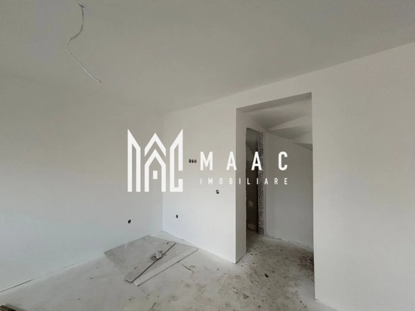 Casa Quadruplex | 3 Camere | 82MPU | Curte 170MP | Balcon - MAAC Imobiliare vă propune spre vânzare o casa de tip quadruplex aflata in Cartierul Arhitectiilor .

Locuinta are o suprafata utila de 82 mp si este compartimentata astfel:
Lliving cu bucatarie,
2 dormitoare,
Baie cu geam de aerisire.
Incalzire in pardoseala.
Beneficiaza de o curte libera de 170 mp.
2 locuri de parcare.
Casa se vinde la alb cu posibilitate de colaborare cu o echipa specializata in finisare.

In apropiere, ca si puncte de interes: Magazine ( Profi, Lidl, Kaufland), statii pentru transportul in comun, parc amenajat pentru copii de toate varstele.

Pentru mai multe detalii precizati telefonic ca ati vazut anuntul cu ID: CP2778770