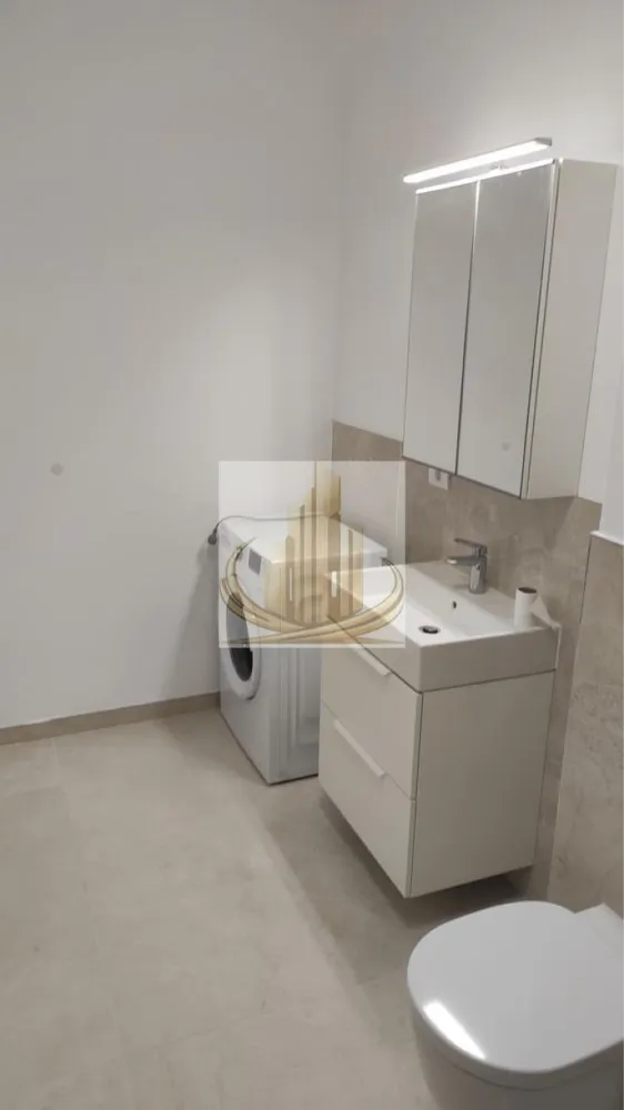 🏡Apartament nou, 2 camere, Aradului - 🏡Grand Mobilis Imobiliare vă propune spre închiriere un apartament modern cu 2 camere, situat în zona Aradului

Locuința este compartimentată eficient, astfel:

* hol de acces;
* living cu bucătărie open-space, complet mobilată și utilată, cu zonă de dining;
* dormitor matrimonial;
* baie dotată cu duș walk-in;
* balcon generos.

✨Apartamentul beneficiază de:

* încălzire în pardoseală cu centrală proprie;
* loc de parcare inclus în preț;
* multiple spații de depozitare;
* mobilier și electrocasnice de calitate, fiind complet mobilat și utilat.

Proprietatea este ideală pentru o persoană sau un cuplu care își dorește confort și acces facil către punctele de interes din zonă.

Pentru mai multe informații și programarea unei vizionări, vă stăm cu drag la dispoziție!