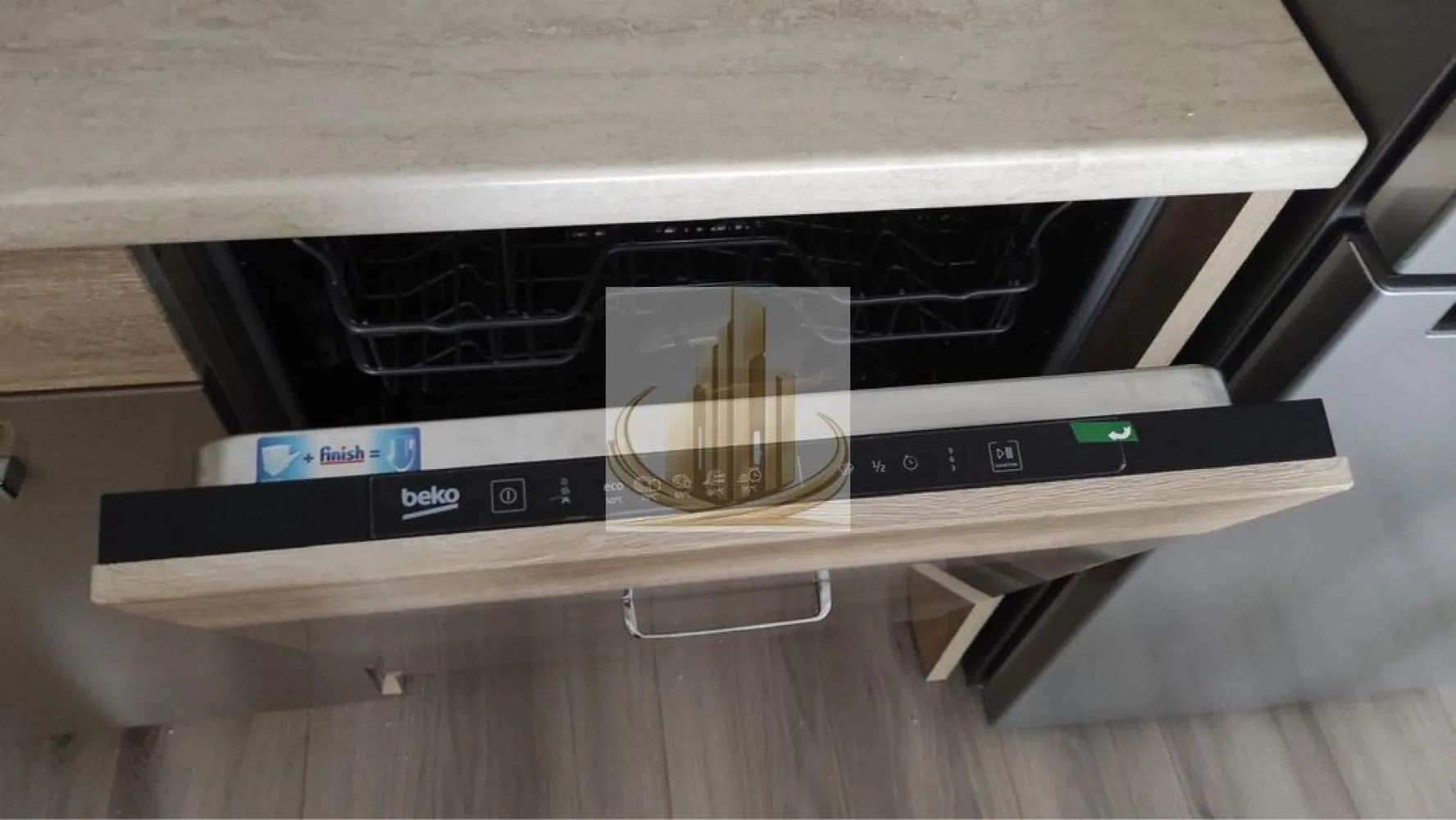 🏡Apartament nou, 2 camere, Aradului - 🏡Grand Mobilis Imobiliare vă propune spre închiriere un apartament modern cu 2 camere, situat în zona Aradului

Locuința este compartimentată eficient, astfel:

* hol de acces;
* living cu bucătărie open-space, complet mobilată și utilată, cu zonă de dining;
* dormitor matrimonial;
* baie dotată cu duș walk-in;
* balcon generos.

✨Apartamentul beneficiază de:

* încălzire în pardoseală cu centrală proprie;
* loc de parcare inclus în preț;
* multiple spații de depozitare;
* mobilier și electrocasnice de calitate, fiind complet mobilat și utilat.

Proprietatea este ideală pentru o persoană sau un cuplu care își dorește confort și acces facil către punctele de interes din zonă.

Pentru mai multe informații și programarea unei vizionări, vă stăm cu drag la dispoziție!
