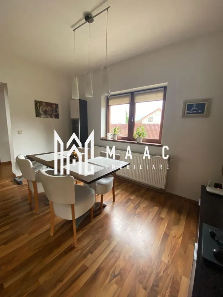 Casa 4 Camere | Tip Duplex | Curte | BBQ | Cisnadie - MAAC Imobiliare vă propune spre vânzare o casă tip duplex ideală pentru familii sau pentru cei care își doresc o locuință spațioasă, într-un cadru liniștit, cu acces rapid către facilități urbane esențiale. Proprietatea este finalizată și disponibilă imediat, fiind o alegere excelentă atât pentru locuire, cât și pentru investiție pe termen lung.

Imobilul este construit în anul 2008 din cărămidă, cu acoperiș din țiglă, și beneficiază de o suprafață utilă de 100 mp, o suprafață construită desfășurată de 140 mp și un teren total de 250 mp, din care 90 mp reprezintă curte liberă. Deschiderea stradală de 16 m oferă acces facil și multiple posibilități de utilizare.

Compartimentare:
-4 camere, dintre care 3 dormitoare
-Bucătărie închisă, complet mobilată și utilată
-2 băi cu geam, una dotată cu cabină de duș și cealaltă cu cadă
-1 balcon
-1 terasă
-Pod funcțional, ideal pentru depozitare
-2 locuri de parcare

Dotări și finisaje:
-Centrală termică proprie și încălzire prin calorifere
-Izolație termică exterioară
-Tâmplărie PVC cu geam termopan

Proprietatea se vinde complet mobilată și utilată, incluzând aragaz, hotă, frigider, mașină de spălat rufe și TV, fiind pregătită pentru mutare imediată. Este racordată la toate utilitățile: apă, canalizare, electricitate, gaz, internet, CATV și telefon.

Exteriorul este amenajat pentru confort și relaxare:
-Curte de 90 mp
-Zonă special amenajată pentru grătar / barbeque
-Acces auto în curte
-Spațiu verde 

Imobilul este situat într-o zonă cu străzi asfaltate, iluminat public și acces rapid către mijloace de transport, oferind un echilibru ideal între intimitate, confort și conectivitate urbană.

Pentru mai multe detalii sau pentru a programa o vizionare, precizați telefonic că ați văzut anunțul cu ID: CP3065927