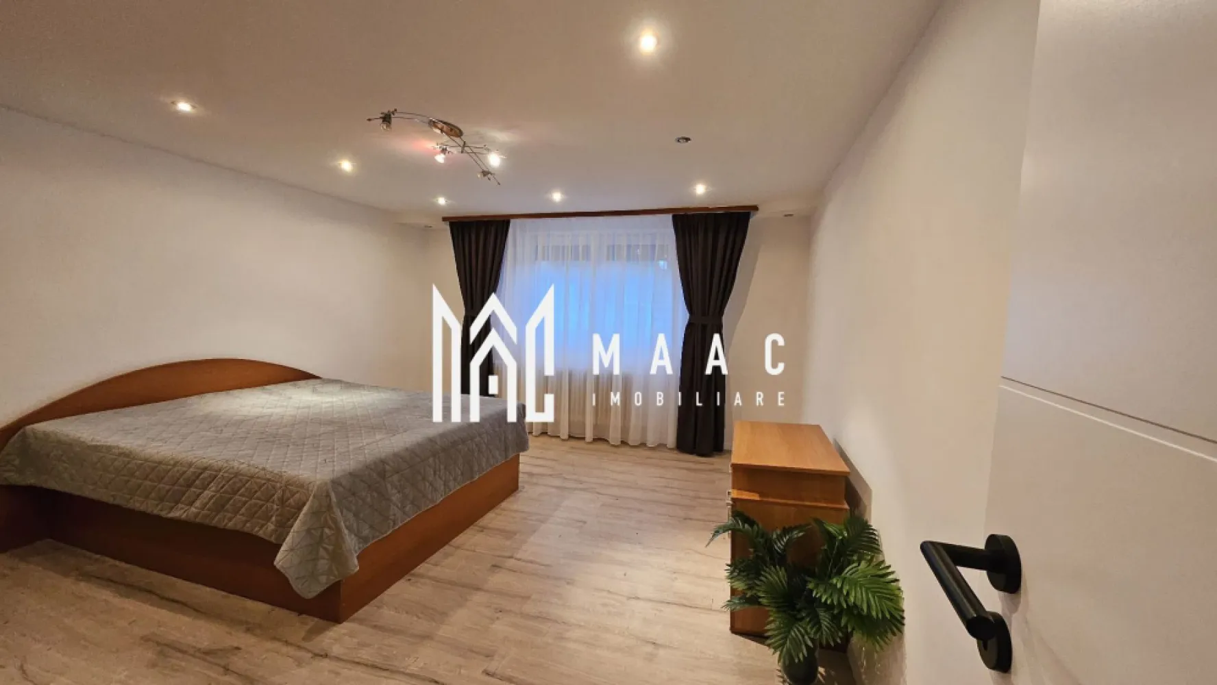 Casa individuala | 5 camere | Curte | Garaj | Turnisor - MAAC Imobiliare vă propune spre vânzare o casă individuală cu 5 camere, pivniță, garaj, anexe și 300 mp teren liber, situată într-o zonă de case din Turnișor, ideală pentru o familie care își dorește confort, spațiu generos și intimitate.

Imobilul este compartimentat eficient și oferă o structură practică, desfășurată pe mai multe niveluri, după cum urmează:
-Demisol: pivniță.
-Parter: 1 dormitor, casa scării, debara, baie cu geam și cadă, hol mare, living cu bucătărie open space.
-Etaj: 3 dormitoare, baie cu geam și cadă, hol.
-Mansardă: se poate amenaja.

Casa a fost renovată în acest an, fiind înlocuite inclusiv parchetul, ușile interioare și o parte din mobilier, ceea ce conferă un aspect modern și îngrijit întregii proprietăți. Camerele sunt luminoase, înalte și spațioase, iar pereții groși contribuie la un confort termic și fonic sporit. Exteriorul este izolat și renovat recent, păstrând un aspect proaspăt și bine întreținut.

Proprietatea dispune de multiple avantaje și spații auxiliare:
-balcon
-garaj pentru protejarea vehiculelor
-magazie și anexe utile
-solar pentru grădină
-zonă pentru barbeque

Curtea este amenajată cu pomi și plante ornamentale, oferind un cadru verde, plăcut și funcțional, completat de cei 300 mp de teren liber care permit diverse amenajări suplimentare.

Se acceptă și plata prin credit ipotecar.

Pentru mai multe detalii vă rugăm să precizați telefonic că ați văzut anunțul cu numărul CP1995284.