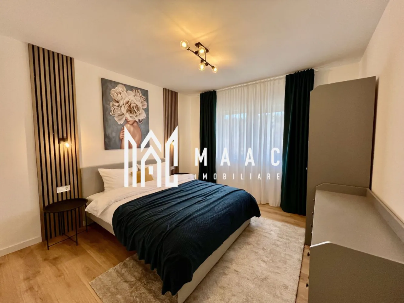 Penthouse 3 camere I 2 nivele I finisat la cheie I Zona de Vest I Sibiu - Apartament 3 camere – 2 nivele, finisat la cheie – Zona de Vest, Sibiu MAAC Imobiliare propune spre vânzare un apartament modern cu 3 camere pe 2 nivele, finisat la cheie, situat într-un ansamblu rezidențial premium, în zona de Vest a orașului Sibiu. Suprafață utilă: 91 mp Logie: 7 mp (cu sticlă securizată și sistem de captare a apelor) Etaj: 2 din 2 Disponibilitate: Intabulat, disponibil imediat Predare: La cheie Compartimentare și dotări: Living generos cu înălțime de 5.6 m Două băi Două dormitoare spațioase și luminoase Jaluzele electrice Încălzire în pardoseală pe ambele nivele Orientare sudică, cu lumină naturală și vedere panoramică spre munți Loc de parcare inclus Finisaje și construcție: Izolație cu vată bazaltică Granit pe casa scării Logie închisă cu sticlă securizată Avantaje ale ansamblului: 45% din teren destinat spațiilor verzi Fațade finisate cu larice siberian și piatră naturală Locuri de joacă amenajate în cadrul complexului Acces facil spre oraș, fără ambuteiaje Patru căi de acces Prețuri: 121.500 EUR – pentru plata cu avans de minimum 90% 143.000 EUR – pentru achiziție prin credit bancar cu avans 20% Apartamentul se vinde la cheie, cu toate dotările incluse și este pregătit pentru mutare imediată, fără investiții suplimentare. Pentru mai multe detalii precizati telefonic ca ati vazut anuntul ID: CP2611737 }}