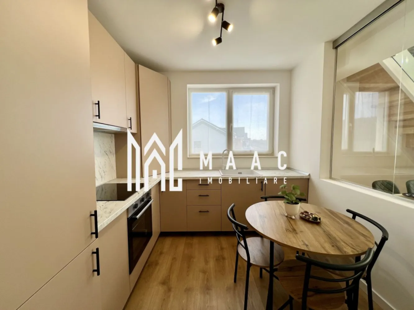 Penthouse 3 camere I 2 nivele I finisat la cheie I Zona de Vest I Sibiu - Apartament 3 camere – 2 nivele, finisat la cheie – Zona de Vest, Sibiu MAAC Imobiliare propune spre vânzare un apartament modern cu 3 camere pe 2 nivele, finisat la cheie, situat într-un ansamblu rezidențial premium, în zona de Vest a orașului Sibiu. Suprafață utilă: 91 mp Logie: 7 mp (cu sticlă securizată și sistem de captare a apelor) Etaj: 2 din 2 Disponibilitate: Intabulat, disponibil imediat Predare: La cheie Compartimentare și dotări: Living generos cu înălțime de 5.6 m Două băi Două dormitoare spațioase și luminoase Jaluzele electrice Încălzire în pardoseală pe ambele nivele Orientare sudică, cu lumină naturală și vedere panoramică spre munți Loc de parcare inclus Finisaje și construcție: Izolație cu vată bazaltică Granit pe casa scării Logie închisă cu sticlă securizată Avantaje ale ansamblului: 45% din teren destinat spațiilor verzi Fațade finisate cu larice siberian și piatră naturală Locuri de joacă amenajate în cadrul complexului Acces facil spre oraș, fără ambuteiaje Patru căi de acces Prețuri: 121.500 EUR – pentru plata cu avans de minimum 90% 143.000 EUR – pentru achiziție prin credit bancar cu avans 20% Apartamentul se vinde la cheie, cu toate dotările incluse și este pregătit pentru mutare imediată, fără investiții suplimentare. Pentru mai multe detalii precizati telefonic ca ati vazut anuntul ID: CP2611737 }}