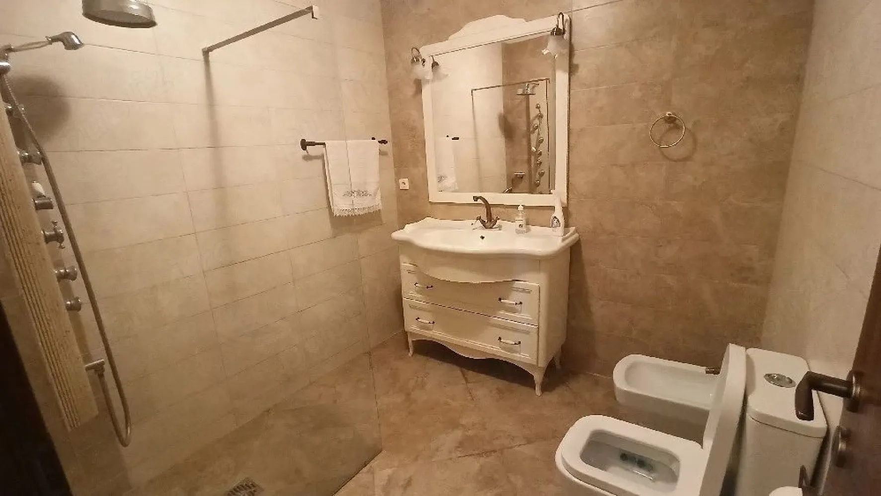 De închiriat ap 2 camere bloc Privilege, 500 euro - Se oferă spre închiriere pe termen lung un apartament cu 2 camere, situat în blocul Privilege, complet renovat și mobilat.
Locuința beneficiază de o poziționare excelentă, cu acces rapid către parc, spitale, faleză, centre comerciale și mijloace de transport în comun.
- Parcare gratuită în jurul blocului
- Apartament modern, pregătit pentru mutare imediată
- Contract înregistrat la ANAF – obligatoriu.
 Chiria este de 500 euro/lună (partial mobilat) sau 56 euro/luna (complet mobilat).
La incheierea contractului de inchiriere chiriasul va achita o chirie, o garantie egala cu o chirie si comisionul agentiei imobiliare.
Pentru mai multe detalii, vă rugăm să sunați la telefon 0746.252.252 Liliana Ene.
