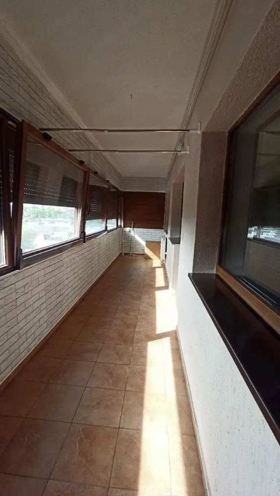 De închiriat ap 2 camere bloc Privilege, 500 euro - Se oferă spre închiriere pe termen lung un apartament cu 2 camere, situat în blocul Privilege, complet renovat și mobilat.
Locuința beneficiază de o poziționare excelentă, cu acces rapid către parc, spitale, faleză, centre comerciale și mijloace de transport în comun.
- Parcare gratuită în jurul blocului
- Apartament modern, pregătit pentru mutare imediată
- Contract înregistrat la ANAF – obligatoriu.
 Chiria este de 500 euro/lună (partial mobilat) sau 56 euro/luna (complet mobilat).
La incheierea contractului de inchiriere chiriasul va achita o chirie, o garantie egala cu o chirie si comisionul agentiei imobiliare.
Pentru mai multe detalii, vă rugăm să sunați la telefon 0746.252.252 Liliana Ene.