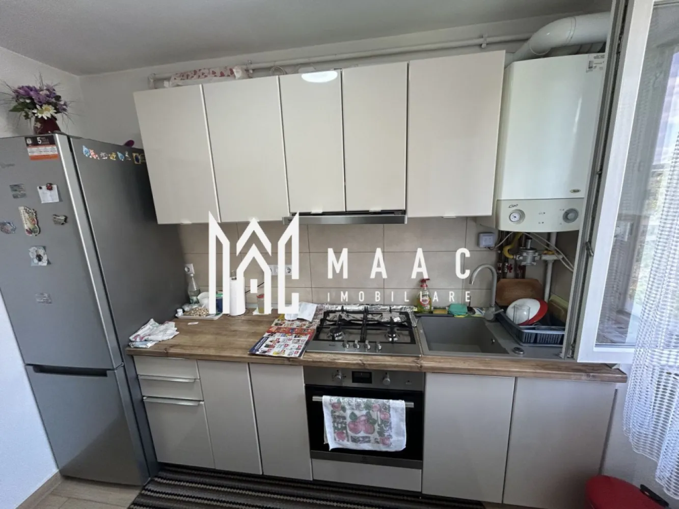 Apartament 2 camere I Terezian I Balcon închis - MAAC Imobiliare vă propune spre vânzare un apartament cu 2 camere, situat la etajul 4/4, în cartierul Terezian din Sibiu.

 Detalii proprietate
Suprafață utilă: 46 mp + balcon închis de 3,3 mp
Compartimentare practică: hol, bucătărie separată, living, dormitor
Debara + spațiu dedicat pentru dressing
Baie cu geam pentru aerisire naturală
Balcon închis

 Dotări
Se vinde complet mobilat și utilat
Bloc izolat termic și anvelopat

 Avantaje
Zonă liniștită, cu comunitate foarte bună
Aproape de școli, magazine și puncte de interes
Acces facil la mijloace de transport
Ideal pentru locuință sau investiție
📞 Pentru mai multe detalii și programarea unei vizionări, menționați telefonic ID-ul anunțului:CP3065889