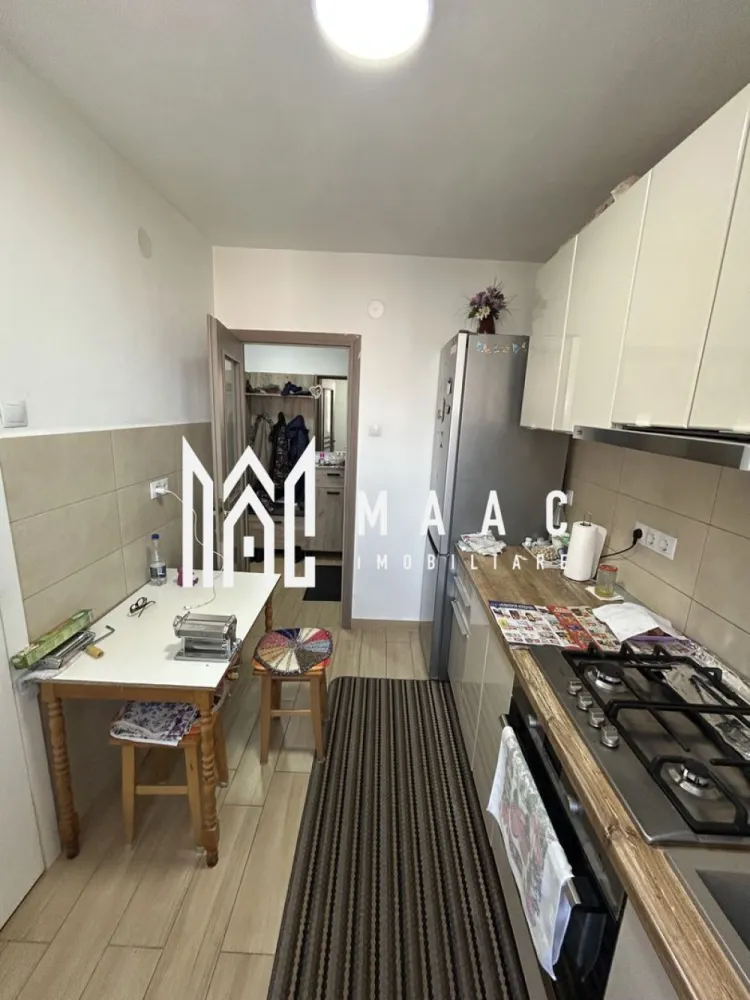 Apartament 2 camere I Terezian I Balcon închis - MAAC Imobiliare vă propune spre vânzare un apartament cu 2 camere, situat la etajul 4/4, în cartierul Terezian din Sibiu.

 Detalii proprietate
Suprafață utilă: 46 mp + balcon închis de 3,3 mp
Compartimentare practică: hol, bucătărie separată, living, dormitor
Debara + spațiu dedicat pentru dressing
Baie cu geam pentru aerisire naturală
Balcon închis

 Dotări
Se vinde complet mobilat și utilat
Bloc izolat termic și anvelopat

 Avantaje
Zonă liniștită, cu comunitate foarte bună
Aproape de școli, magazine și puncte de interes
Acces facil la mijloace de transport
Ideal pentru locuință sau investiție
📞 Pentru mai multe detalii și programarea unei vizionări, menționați telefonic ID-ul anunțului:CP3065889