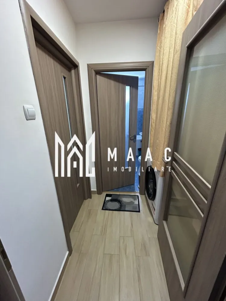 Apartament 2 camere I Terezian I Balcon închis - MAAC Imobiliare vă propune spre vânzare un apartament cu 2 camere, situat la etajul 4/4, în cartierul Terezian din Sibiu.

 Detalii proprietate
Suprafață utilă: 46 mp + balcon închis de 3,3 mp
Compartimentare practică: hol, bucătărie separată, living, dormitor
Debara + spațiu dedicat pentru dressing
Baie cu geam pentru aerisire naturală
Balcon închis

 Dotări
Se vinde complet mobilat și utilat
Bloc izolat termic și anvelopat

 Avantaje
Zonă liniștită, cu comunitate foarte bună
Aproape de școli, magazine și puncte de interes
Acces facil la mijloace de transport
Ideal pentru locuință sau investiție
📞 Pentru mai multe detalii și programarea unei vizionări, menționați telefonic ID-ul anunțului:CP3065889