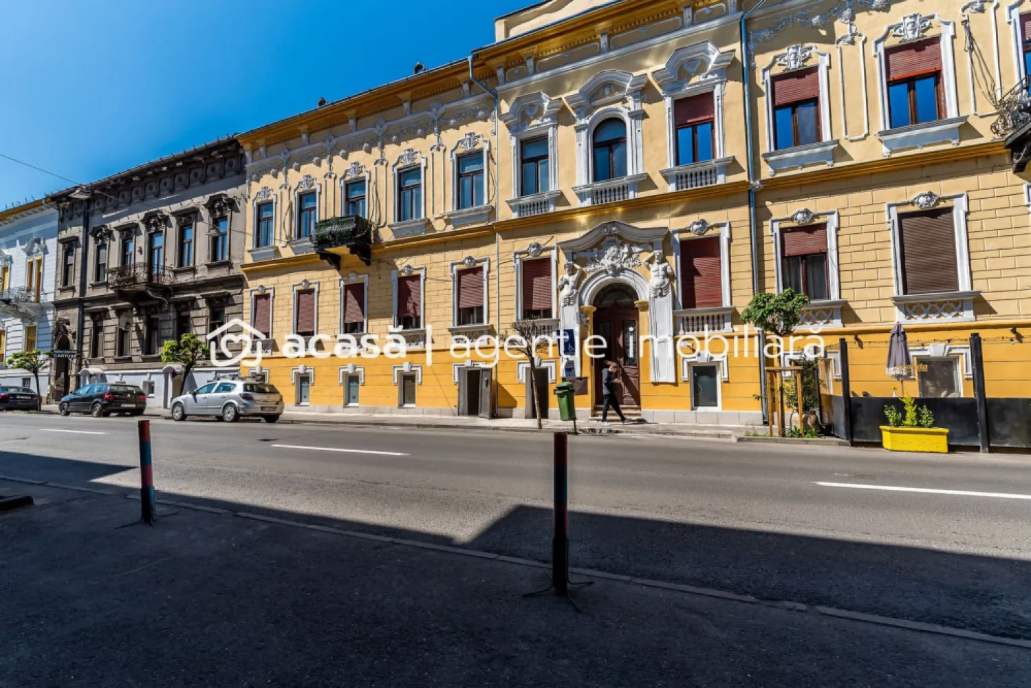 Spațiu comercial cu acces stradal, pe b-dul Decebal, ideal investiție - Te-ai săturat să plătești chirie lună de lună pentru afacerea ta?

Sau cauți un spațiu comercial care să îți producă venit?

Ai oportunitatea să achiziționezi un spațiu comercial poziționat central, chiar pe B-dul Decebal nr. 14, vis-a-vis de Casa Armatei, într-o zonă cu trafic auto și pietonal cu vizibilitate excelentă.

✔ Acces direct din stradă în 2 spații separate
✔ Posibilitate de utilizare mixtă: business propriu + închiriere
✔ Poziție ușor de găsit pentru clienți
✔ Ideal pentru activități cu publicul: birou, agenție, salon, servicii, cabinet, atelier, magazin, punct de lucru sau investiție

Spațiul este situat la demisol, accesul realizându-se prin coborârea a doar 3 trepte.

Compartimentarea este practică și oferă flexibilitate: 

🔹 Spațiul 1

acces separat din stradă
aproximativ 18 mp
o încăpere ideală pentru activitate individuală sau închiriere rapidă

🔹 Spațiul 2

acces separat din stradă
aproximativ 26 mp
două încăperi potrivite pentru activități comerciale sau birouri

🔹 Cele două spații comunică printr-un coridor comun aflat în spatele lor.

Imaginează-ți că îți desfășori propria activitate într-un spațiu central, fără presiunea chiriei lunare.

Sau poate alegi varianta inteligentă:
➡ folosești un spațiu pentru business-ul tău
➡ iar celălalt îți generează venit pasiv din chirie.

Poziționarea pe unul dintre cele mai cunoscute bulevarde din Arad oferă expunere și accesibilitate, două elemente esențiale pentru orice afacere care lucrează cu publicul.

Dacă vrei un spațiu comercial cu potențial real, într-o locație ușor de remarcat și cu posibilitate de exploatare dublă, contactează-mă pentru detalii și vizionare.

Un spațiu bine poziționat poate face diferența dintre o afacere obișnuită și una care crește constant.

Contact 0040757662907 Andrei Caracioni consultant imobiliar.

Cod proprietate: CP3054101