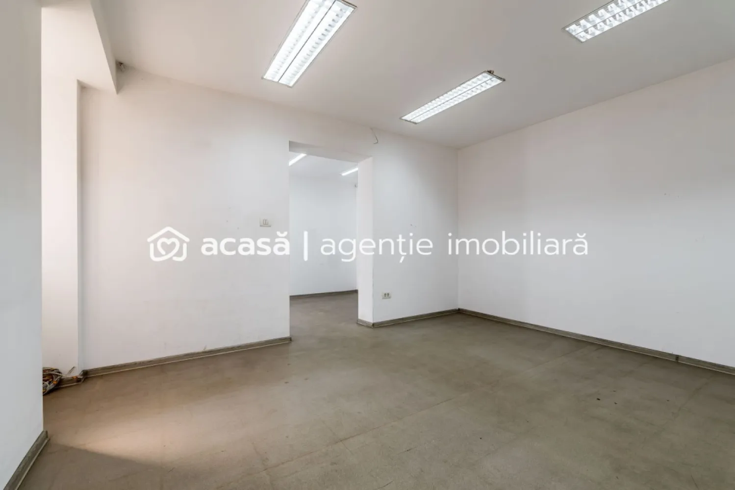 Spațiu comercial cu acces stradal, pe b-dul Decebal, ideal investiție - Te-ai săturat să plătești chirie lună de lună pentru afacerea ta?

Sau cauți un spațiu comercial care să îți producă venit?

Ai oportunitatea să achiziționezi un spațiu comercial poziționat central, chiar pe B-dul Decebal nr. 14, vis-a-vis de Casa Armatei, într-o zonă cu trafic auto și pietonal cu vizibilitate excelentă.

✔ Acces direct din stradă în 2 spații separate
✔ Posibilitate de utilizare mixtă: business propriu + închiriere
✔ Poziție ușor de găsit pentru clienți
✔ Ideal pentru activități cu publicul: birou, agenție, salon, servicii, cabinet, atelier, magazin, punct de lucru sau investiție

Spațiul este situat la demisol, accesul realizându-se prin coborârea a doar 3 trepte.

Compartimentarea este practică și oferă flexibilitate: 

🔹 Spațiul 1

acces separat din stradă
aproximativ 18 mp
o încăpere ideală pentru activitate individuală sau închiriere rapidă

🔹 Spațiul 2

acces separat din stradă
aproximativ 26 mp
două încăperi potrivite pentru activități comerciale sau birouri

🔹 Cele două spații comunică printr-un coridor comun aflat în spatele lor.

Imaginează-ți că îți desfășori propria activitate într-un spațiu central, fără presiunea chiriei lunare.

Sau poate alegi varianta inteligentă:
➡ folosești un spațiu pentru business-ul tău
➡ iar celălalt îți generează venit pasiv din chirie.

Poziționarea pe unul dintre cele mai cunoscute bulevarde din Arad oferă expunere și accesibilitate, două elemente esențiale pentru orice afacere care lucrează cu publicul.

Dacă vrei un spațiu comercial cu potențial real, într-o locație ușor de remarcat și cu posibilitate de exploatare dublă, contactează-mă pentru detalii și vizionare.

Un spațiu bine poziționat poate face diferența dintre o afacere obișnuită și una care crește constant.

Contact 0040757662907 Andrei Caracioni consultant imobiliar.

Cod proprietate: CP3054101