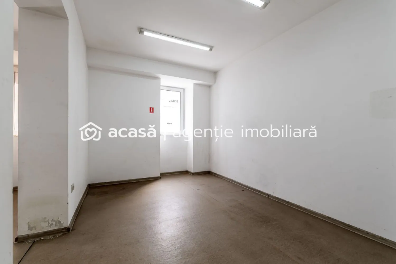 Spațiu comercial cu acces stradal, pe b-dul Decebal, ideal investiție - Te-ai săturat să plătești chirie lună de lună pentru afacerea ta?

Sau cauți un spațiu comercial care să îți producă venit?

Ai oportunitatea să achiziționezi un spațiu comercial poziționat central, chiar pe B-dul Decebal nr. 14, vis-a-vis de Casa Armatei, într-o zonă cu trafic auto și pietonal cu vizibilitate excelentă.

✔ Acces direct din stradă în 2 spații separate
✔ Posibilitate de utilizare mixtă: business propriu + închiriere
✔ Poziție ușor de găsit pentru clienți
✔ Ideal pentru activități cu publicul: birou, agenție, salon, servicii, cabinet, atelier, magazin, punct de lucru sau investiție

Spațiul este situat la demisol, accesul realizându-se prin coborârea a doar 3 trepte.

Compartimentarea este practică și oferă flexibilitate: 

🔹 Spațiul 1

acces separat din stradă
aproximativ 18 mp
o încăpere ideală pentru activitate individuală sau închiriere rapidă

🔹 Spațiul 2

acces separat din stradă
aproximativ 26 mp
două încăperi potrivite pentru activități comerciale sau birouri

🔹 Cele două spații comunică printr-un coridor comun aflat în spatele lor.

Imaginează-ți că îți desfășori propria activitate într-un spațiu central, fără presiunea chiriei lunare.

Sau poate alegi varianta inteligentă:
➡ folosești un spațiu pentru business-ul tău
➡ iar celălalt îți generează venit pasiv din chirie.

Poziționarea pe unul dintre cele mai cunoscute bulevarde din Arad oferă expunere și accesibilitate, două elemente esențiale pentru orice afacere care lucrează cu publicul.

Dacă vrei un spațiu comercial cu potențial real, într-o locație ușor de remarcat și cu posibilitate de exploatare dublă, contactează-mă pentru detalii și vizionare.

Un spațiu bine poziționat poate face diferența dintre o afacere obișnuită și una care crește constant.

Contact 0040757662907 Andrei Caracioni consultant imobiliar.

Cod proprietate: CP3054101