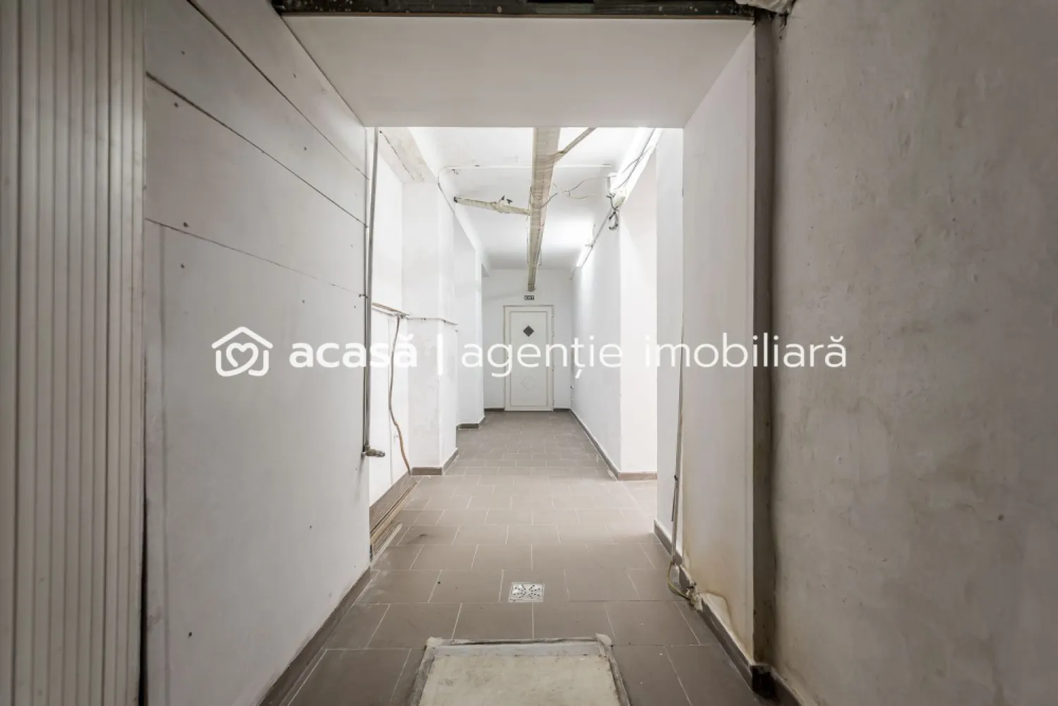 Spațiu comercial cu acces stradal, pe b-dul Decebal, ideal investiție - Te-ai săturat să plătești chirie lună de lună pentru afacerea ta?

Sau cauți un spațiu comercial care să îți producă venit?

Ai oportunitatea să achiziționezi un spațiu comercial poziționat central, chiar pe B-dul Decebal nr. 14, vis-a-vis de Casa Armatei, într-o zonă cu trafic auto și pietonal cu vizibilitate excelentă.

✔ Acces direct din stradă în 2 spații separate
✔ Posibilitate de utilizare mixtă: business propriu + închiriere
✔ Poziție ușor de găsit pentru clienți
✔ Ideal pentru activități cu publicul: birou, agenție, salon, servicii, cabinet, atelier, magazin, punct de lucru sau investiție

Spațiul este situat la demisol, accesul realizându-se prin coborârea a doar 3 trepte.

Compartimentarea este practică și oferă flexibilitate: 

🔹 Spațiul 1

acces separat din stradă
aproximativ 18 mp
o încăpere ideală pentru activitate individuală sau închiriere rapidă

🔹 Spațiul 2

acces separat din stradă
aproximativ 26 mp
două încăperi potrivite pentru activități comerciale sau birouri

🔹 Cele două spații comunică printr-un coridor comun aflat în spatele lor.

Imaginează-ți că îți desfășori propria activitate într-un spațiu central, fără presiunea chiriei lunare.

Sau poate alegi varianta inteligentă:
➡ folosești un spațiu pentru business-ul tău
➡ iar celălalt îți generează venit pasiv din chirie.

Poziționarea pe unul dintre cele mai cunoscute bulevarde din Arad oferă expunere și accesibilitate, două elemente esențiale pentru orice afacere care lucrează cu publicul.

Dacă vrei un spațiu comercial cu potențial real, într-o locație ușor de remarcat și cu posibilitate de exploatare dublă, contactează-mă pentru detalii și vizionare.

Un spațiu bine poziționat poate face diferența dintre o afacere obișnuită și una care crește constant.

Contact 0040757662907 Andrei Caracioni consultant imobiliar.

Cod proprietate: CP3054101