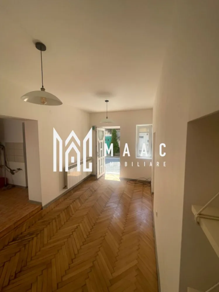Spatiu birouri | 25 mp | Ultracentral - MAAC Imobiliare, vă propune spre inchiriere, un spatiu de birouri amplasat in inima orasului Sibiu, in apropiere de Piata Mare, cu acces rapid către principalele puncte de interes.

Spatiul este compus dintr-o camera de acces (2,9m x 1.9m) , incaperea principala (5.1m x 2.5m) si grup sanitar.

Accesul in spatiu se face cu usurinta , deoarece poarta mare este permanent deschisa iar spatiul este vizibil din strada.

Pentru mai multe detalii precizati telefonic ca ati vazut anuntul cu ID: CP3065275