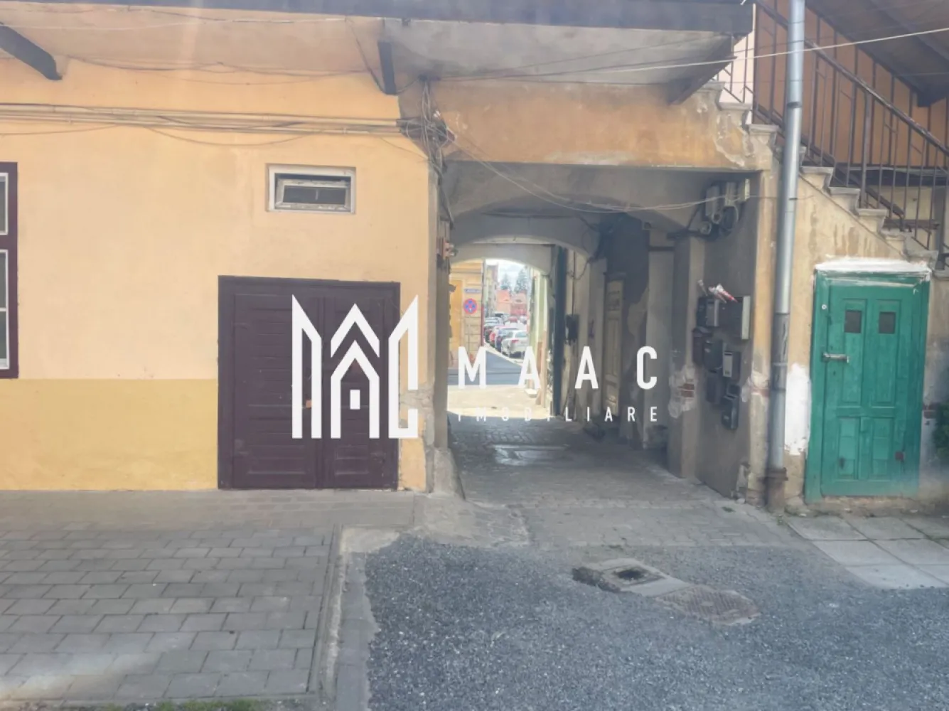 Spatiu birouri | 25 mp | Ultracentral - MAAC Imobiliare, vă propune spre inchiriere, un spatiu de birouri amplasat in inima orasului Sibiu, in apropiere de Piata Mare, cu acces rapid către principalele puncte de interes.

Spatiul este compus dintr-o camera de acces (2,9m x 1.9m) , incaperea principala (5.1m x 2.5m) si grup sanitar.

Accesul in spatiu se face cu usurinta , deoarece poarta mare este permanent deschisa iar spatiul este vizibil din strada.

Pentru mai multe detalii precizati telefonic ca ati vazut anuntul cu ID: CP3065275