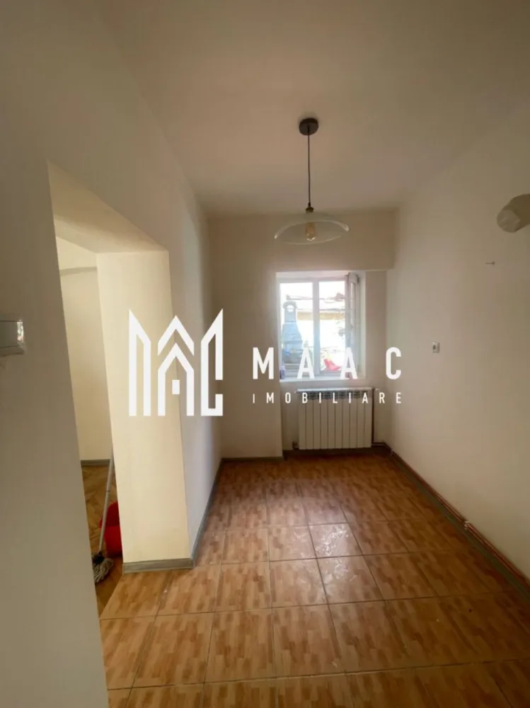 Spatiu birouri | 25 mp | Ultracentral - MAAC Imobiliare, vă propune spre inchiriere, un spatiu de birouri amplasat in inima orasului Sibiu, in apropiere de Piata Mare, cu acces rapid către principalele puncte de interes.

Spatiul este compus dintr-o camera de acces (2,9m x 1.9m) , incaperea principala (5.1m x 2.5m) si grup sanitar.

Accesul in spatiu se face cu usurinta , deoarece poarta mare este permanent deschisa iar spatiul este vizibil din strada.

Pentru mai multe detalii precizati telefonic ca ati vazut anuntul cu ID: CP3065275