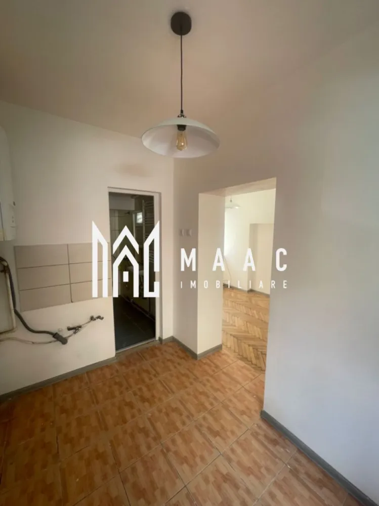 Spatiu birouri | 25 mp | Ultracentral - MAAC Imobiliare, vă propune spre inchiriere, un spatiu de birouri amplasat in inima orasului Sibiu, in apropiere de Piata Mare, cu acces rapid către principalele puncte de interes.

Spatiul este compus dintr-o camera de acces (2,9m x 1.9m) , incaperea principala (5.1m x 2.5m) si grup sanitar.

Accesul in spatiu se face cu usurinta , deoarece poarta mare este permanent deschisa iar spatiul este vizibil din strada.

Pentru mai multe detalii precizati telefonic ca ati vazut anuntul cu ID: CP3065275