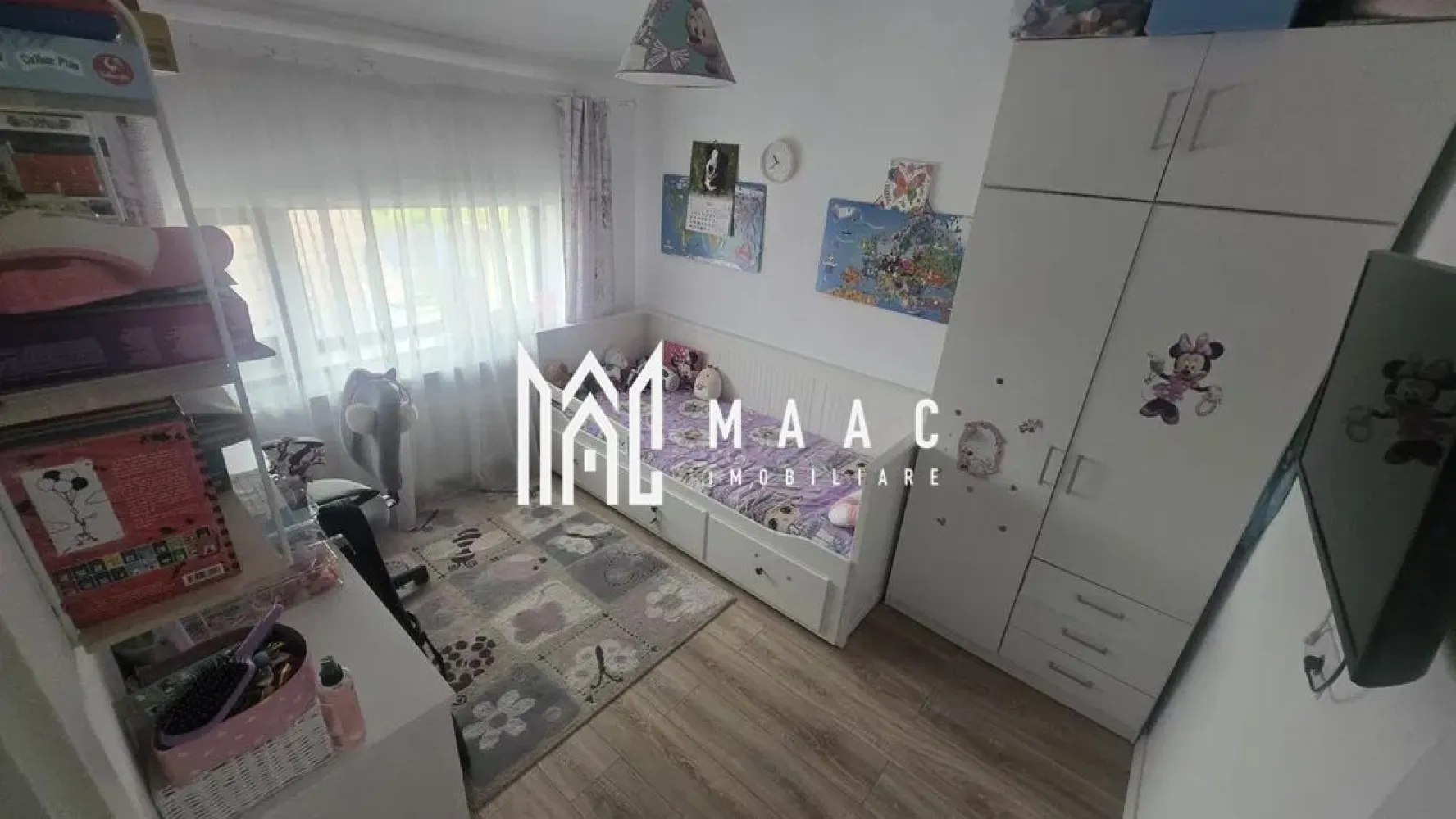 Casa individuala | 3 camere | 116 MPU | Mobilata | Cisnadie - MAAC Imobiliare vă prezintă spre vânzare o casă individuală cu 3 camere, situată în Cisnădie.

Caracteristici:
Casă individuală, mobilată și utilată
Compartimentare practică și eficientă
Curte liberă de aproximativ 173 mp.

Compartimentare:
Parter
Hol de acces
Living luminos cu zonă de dining
Bucătărie separată
Baie

Etaj:
Hol
2 dormitoare, dintre care unul prevăzut cu dressing
Baie.

Dotări și beneficii:
Centrală termică proprie cu calorifere
Mobilată și utilată, pregătită pentru mutare imediată

Exterior:
Curte generoasă de 173 mp
Spațiu verde amenajat
Magazie pentru depozitare

Avantaje
Curte proprie, perfectă pentru relaxare sau activități în aer liber.

Pentru mai multe detalii specificati telefonic ca ati vazut anuntul cu ID: CP3064852