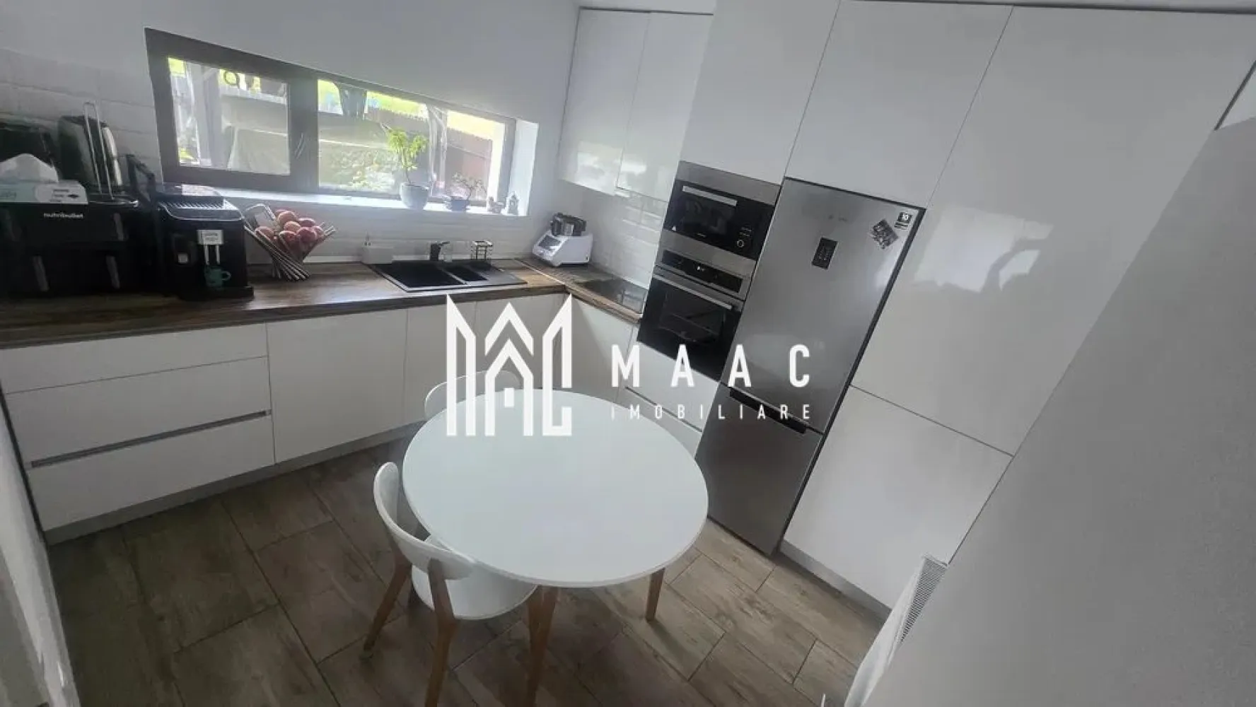 Casa individuala | 3 camere | 116 MPU | Mobilata | Cisnadie - MAAC Imobiliare vă prezintă spre vânzare o casă individuală cu 3 camere, situată în Cisnădie.

Caracteristici:
Casă individuală, mobilată și utilată
Compartimentare practică și eficientă
Curte liberă de aproximativ 173 mp.

Compartimentare:
Parter
Hol de acces
Living luminos cu zonă de dining
Bucătărie separată
Baie

Etaj:
Hol
2 dormitoare, dintre care unul prevăzut cu dressing
Baie.

Dotări și beneficii:
Centrală termică proprie cu calorifere
Mobilată și utilată, pregătită pentru mutare imediată

Exterior:
Curte generoasă de 173 mp
Spațiu verde amenajat
Magazie pentru depozitare

Avantaje
Curte proprie, perfectă pentru relaxare sau activități în aer liber.

Pentru mai multe detalii specificati telefonic ca ati vazut anuntul cu ID: CP3064852