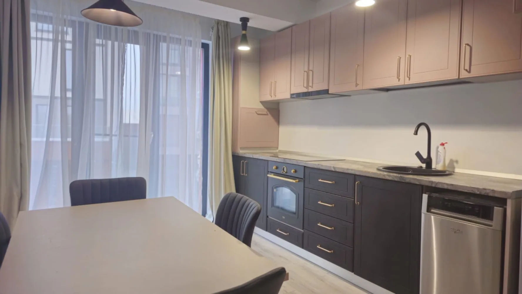 Apartament 2 camere Central Park, etaj 1, finisaje premium - Va propunem spre inchiriere un apartament modern cu 2 camere, situat in complexul rezidential Central Park, un ansamblu exclusivist ce ofera paza permanenta, acces controlat cu bariera si un mediu sigur si bine organizat.
Apartamentul este amplasat la etajul 1, are o suprafata de aproximativ 50 mp si beneficiaza de o compartimentare eficienta, oferind confort si functionalitate.
Locuinta este complet mobilata si utilata si dispune de dotari premium:
incalzire in pardoseala, pentru confort termic optim
masina de spalat rufe si uscator de rufe
hota, frigider
TV Smart
mobilier modern, realizat pe comanda
electrocasnice de ultima generatie
Apartamentul se remarca prin finisaje de calitate, luminozitate si o atmosfera eleganta, fiind ideal pentru persoane care isi doresc confort si siguranta intr-un complex rezidential de top.
Pret chirie: 550 euro/luna
Garantie: 550 euro
Se percepe comisionul agentiei - 70% din prima chirie 
Pentru mai multe detalii si programarea unei vizionari, va rugam sa contactati:
Ene Liliana - 0746 252 252 - MAG Invest